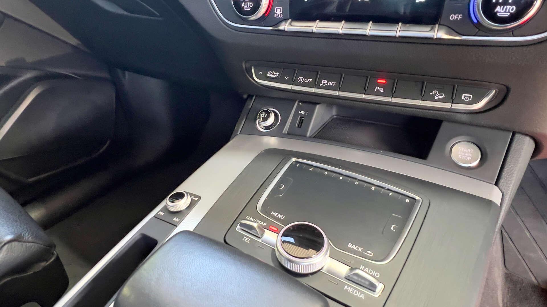 Audi Q5 view 18