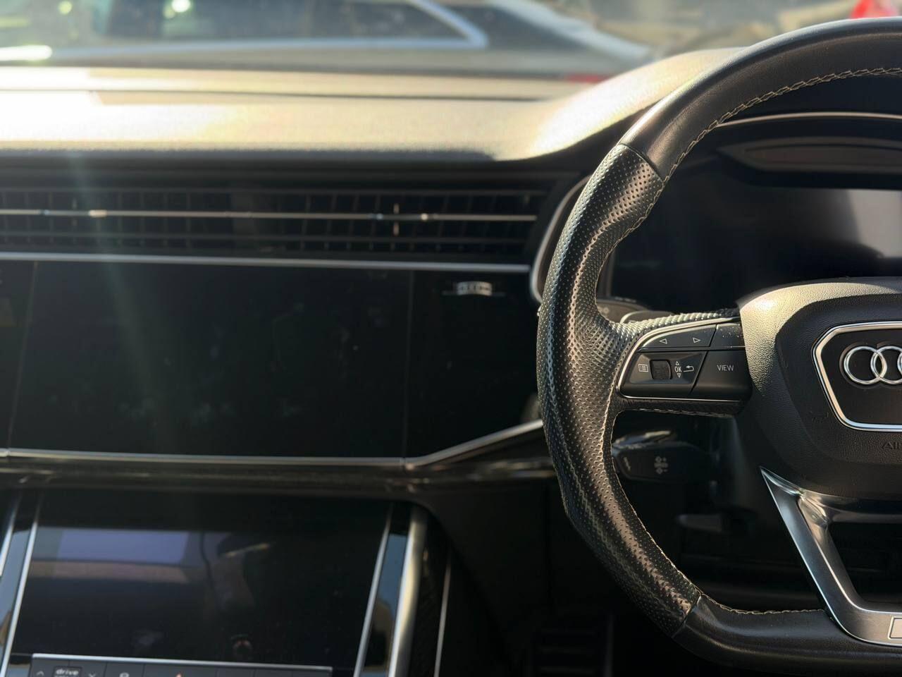 Audi Q7 view 29