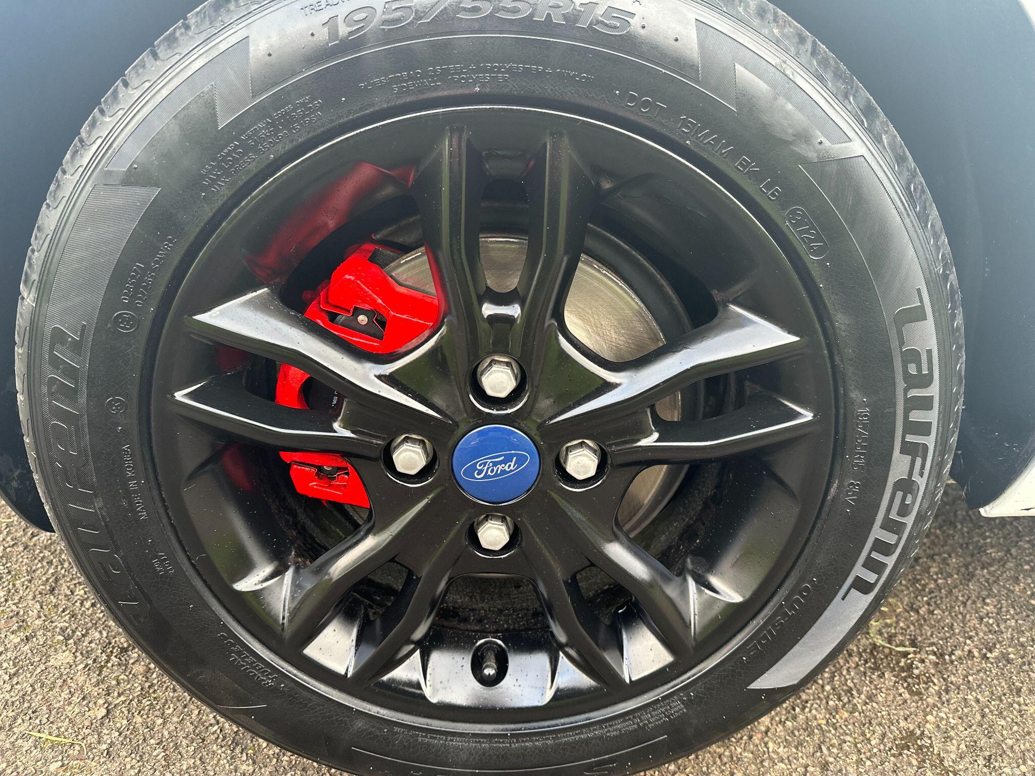 2015 Ford Fiesta image 25