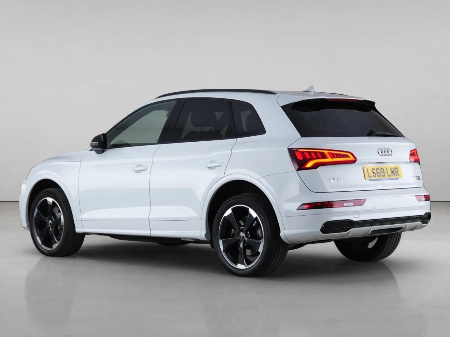 Audi Q5 view 8