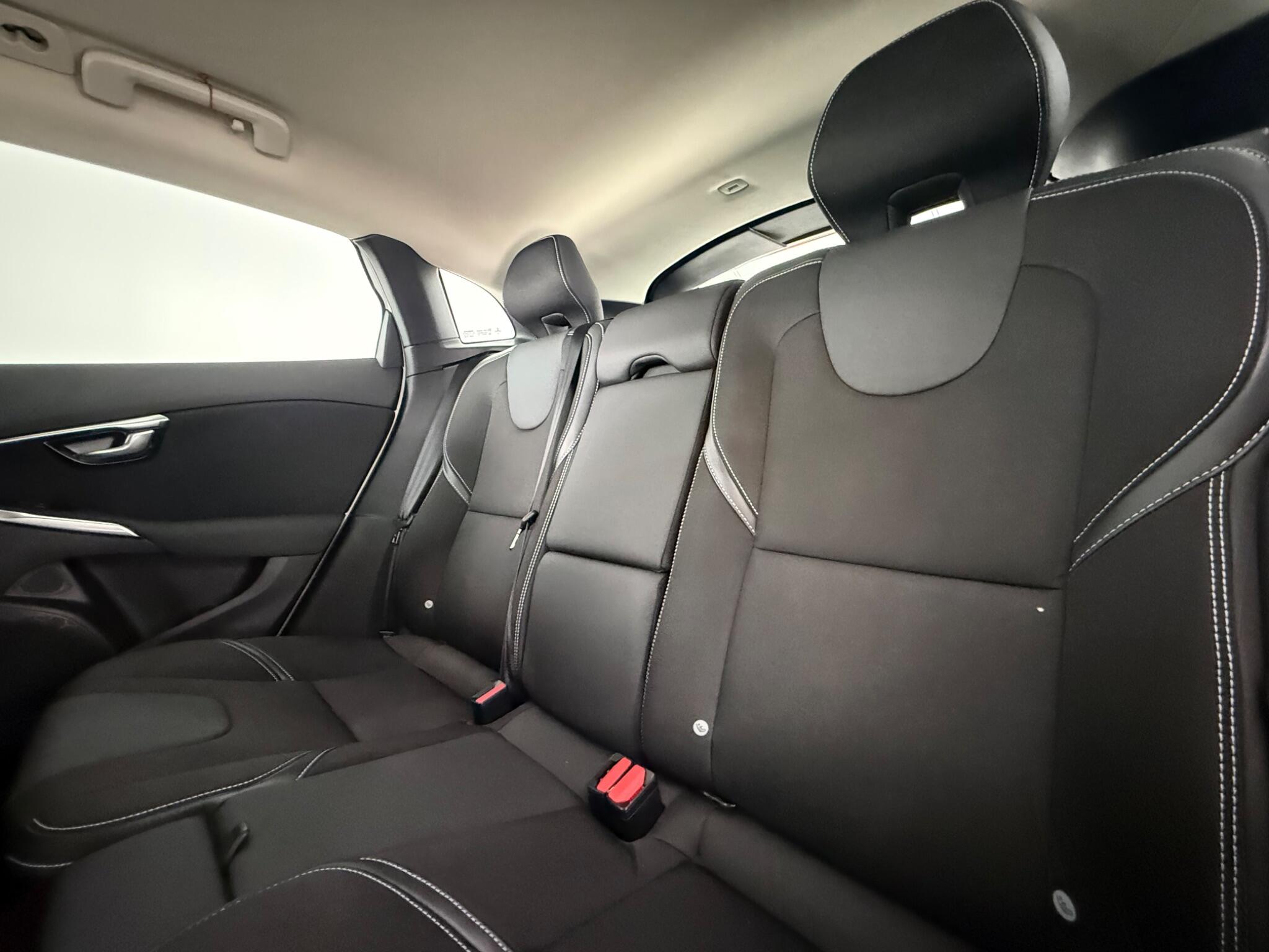 Volvo V40 view 26