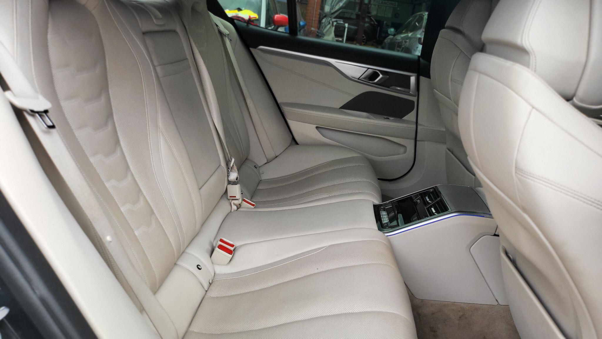 BMW 8 Series view 19