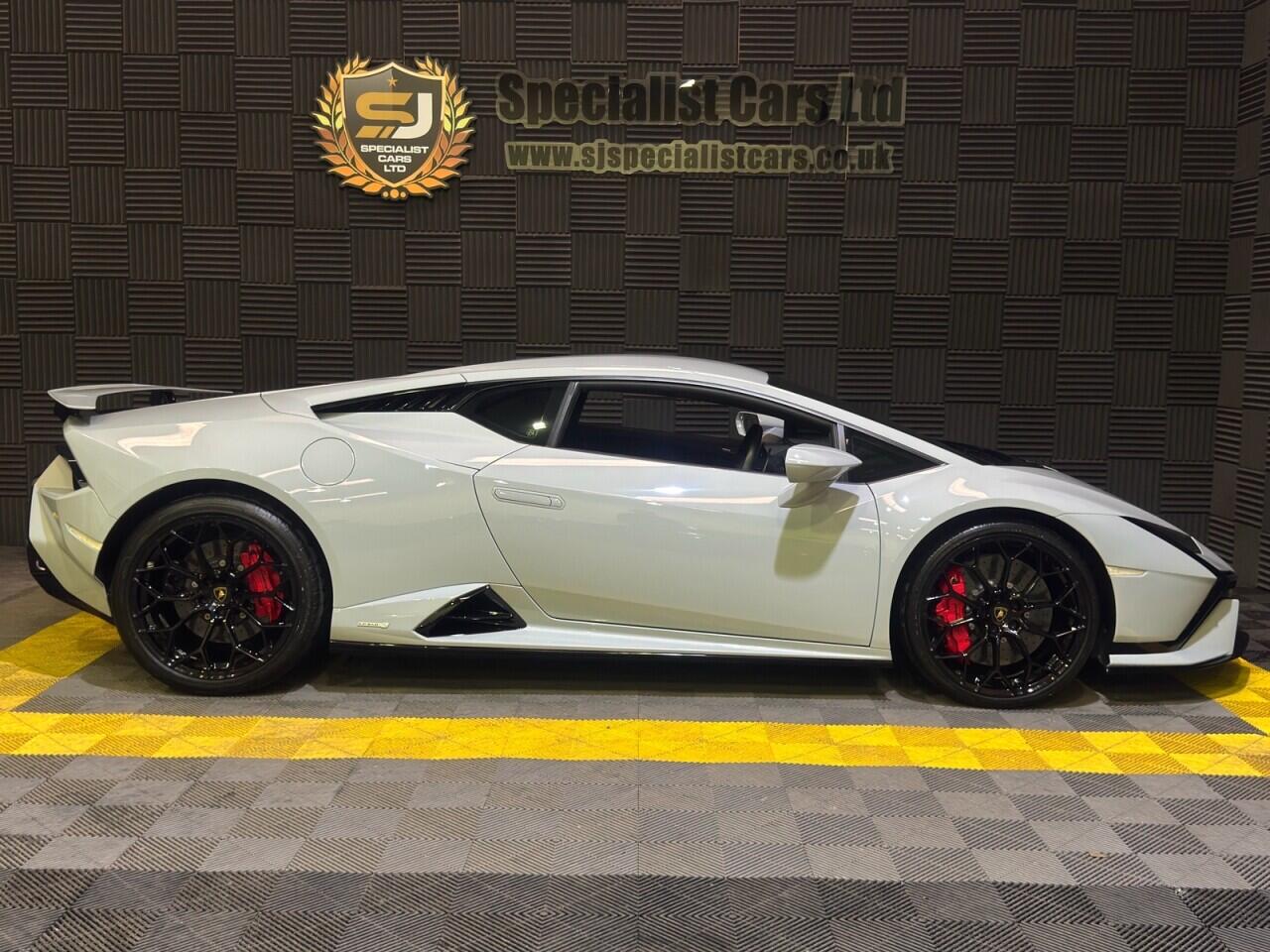 Lamborghini Huracan view 4