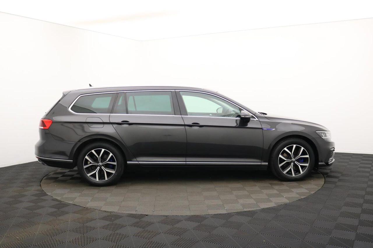 Volkswagen Passat view 2