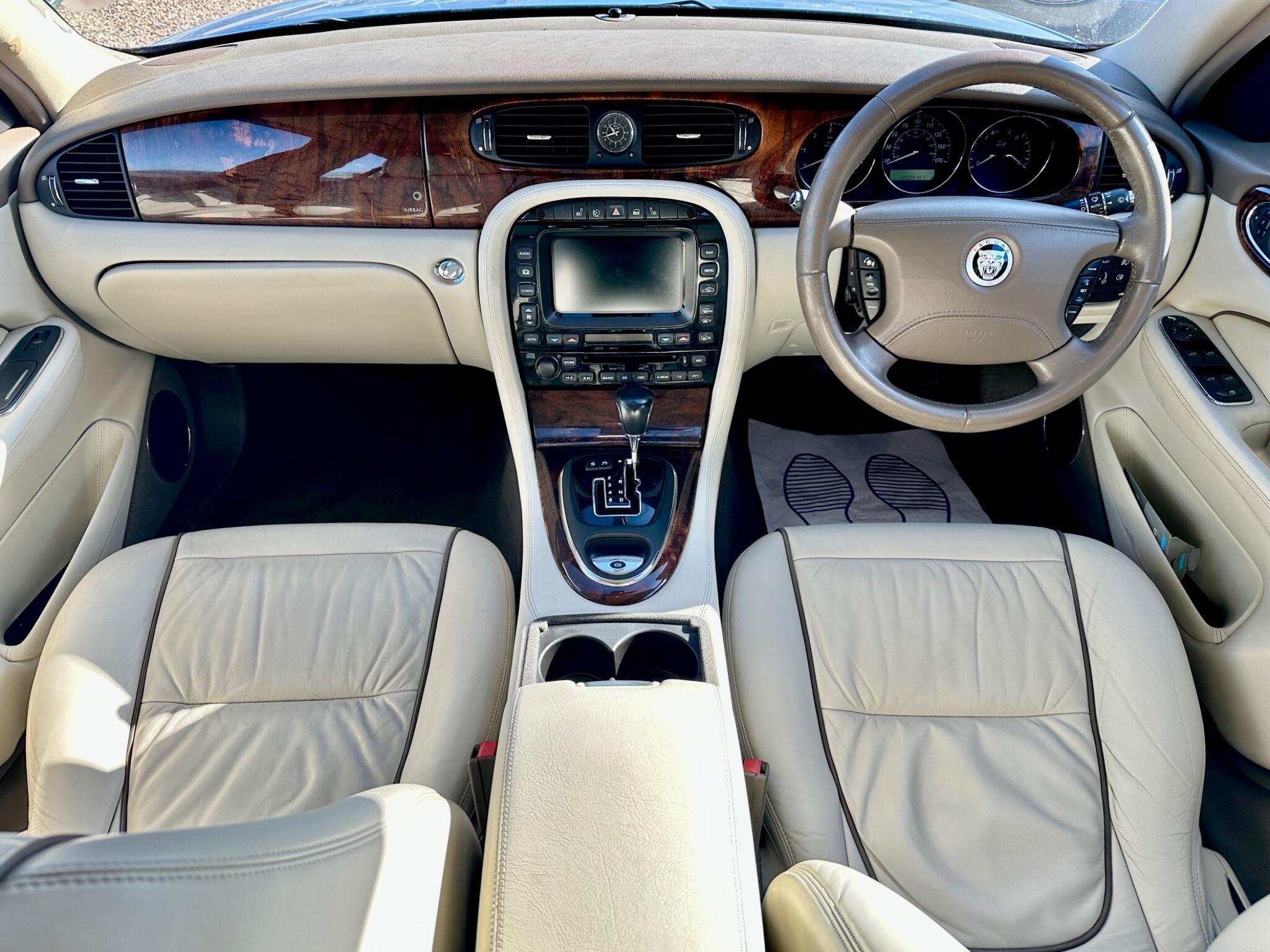 Jaguar XJ view 10