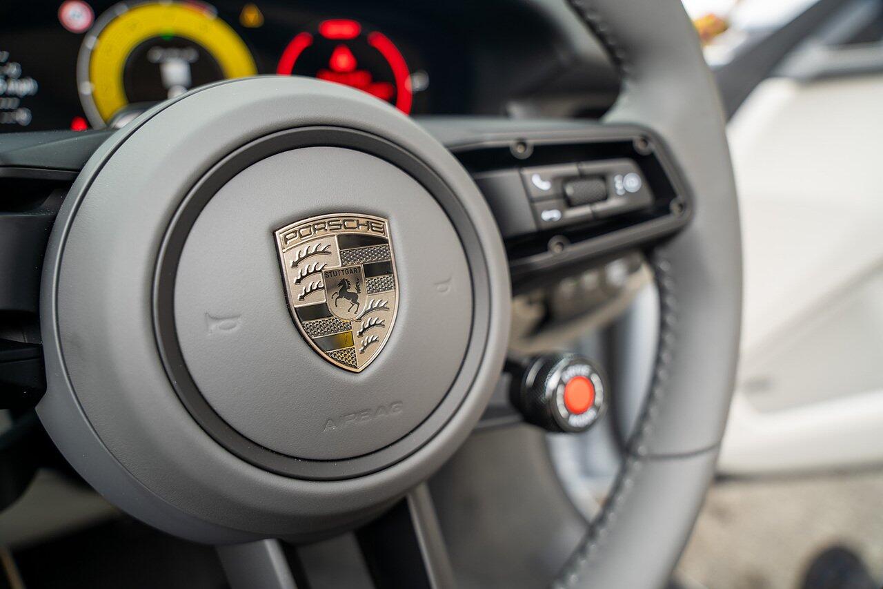 Porsche 911 view 71