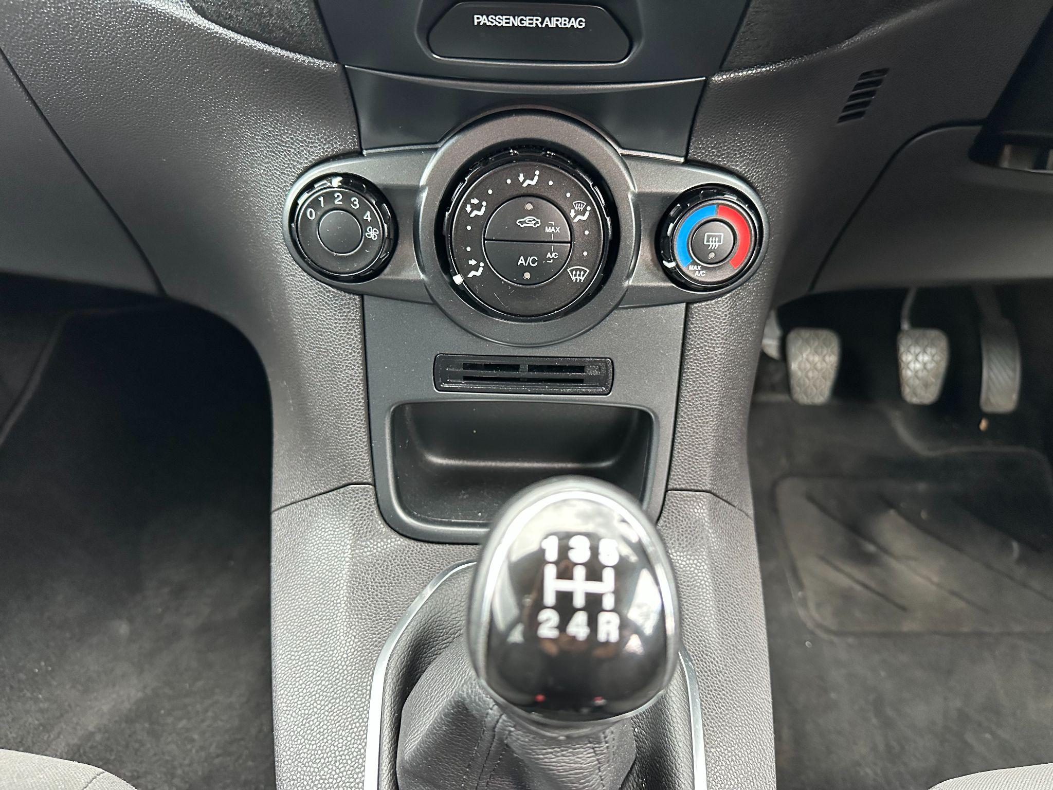 2014 Ford Fiesta image 37