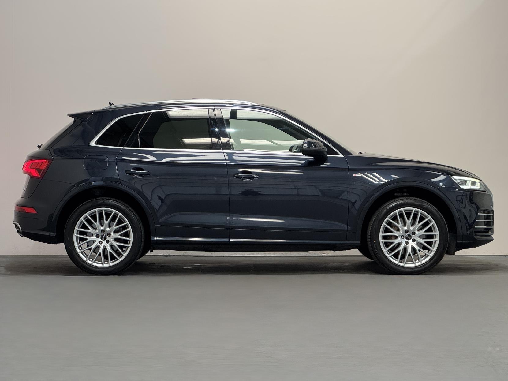 Audi Q5 view 18