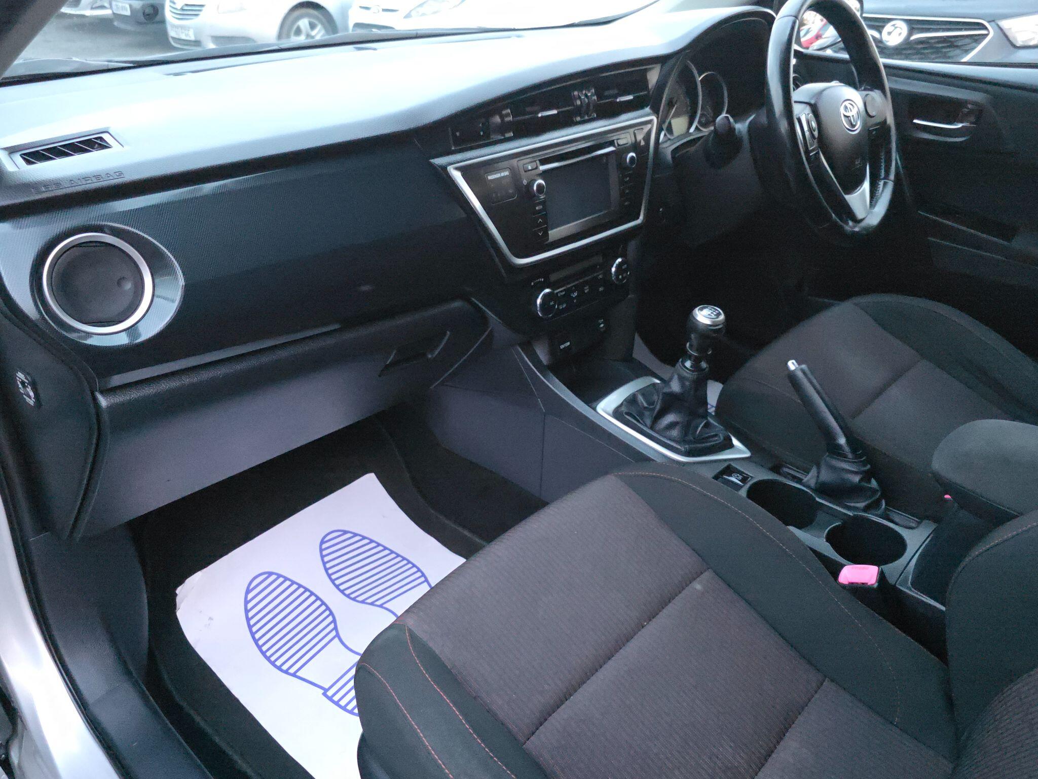 2013 Toyota Auris image 16