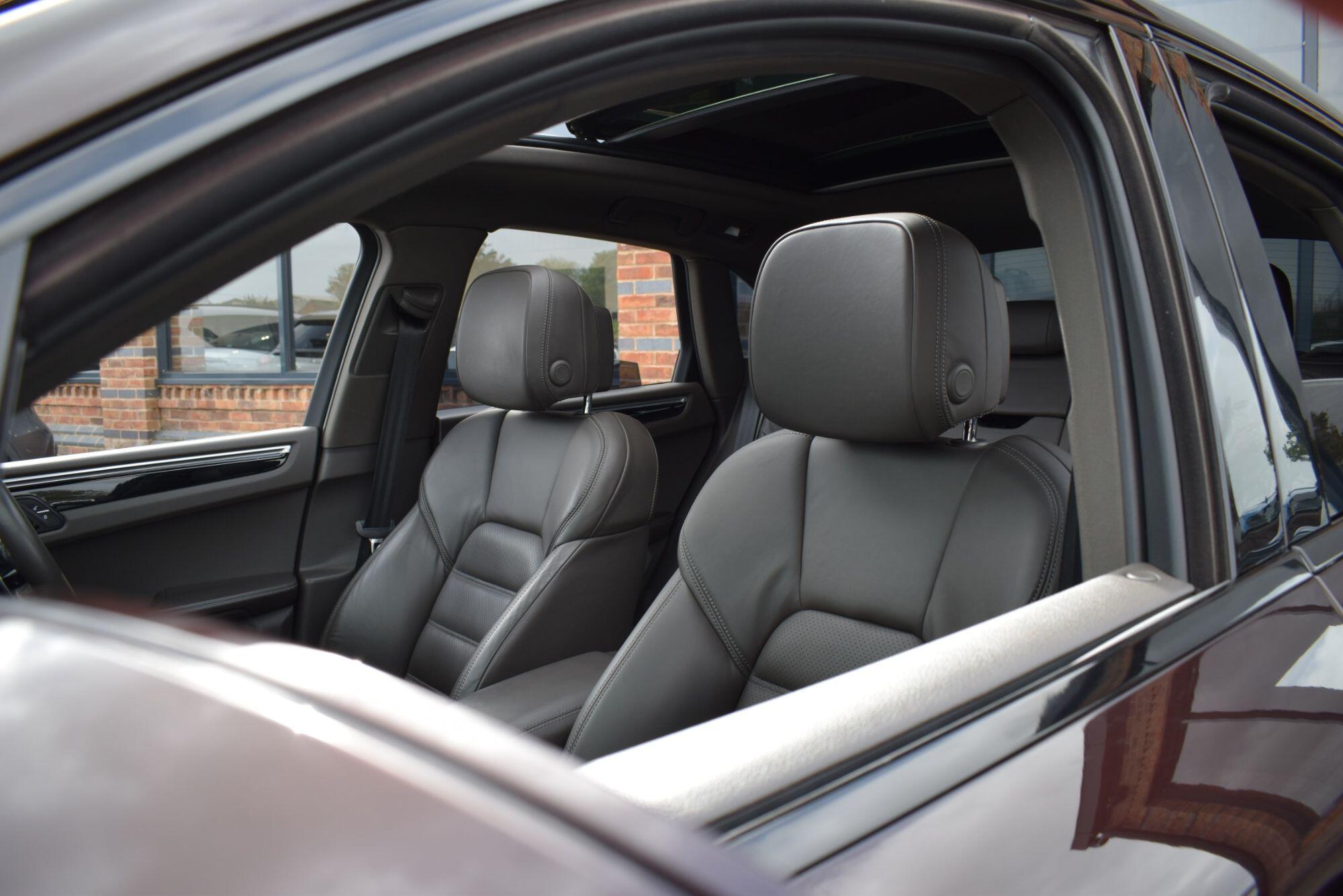 Porsche Macan view 28