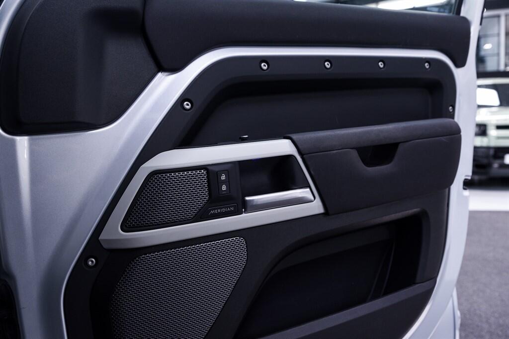 Land Rover Defender view 29