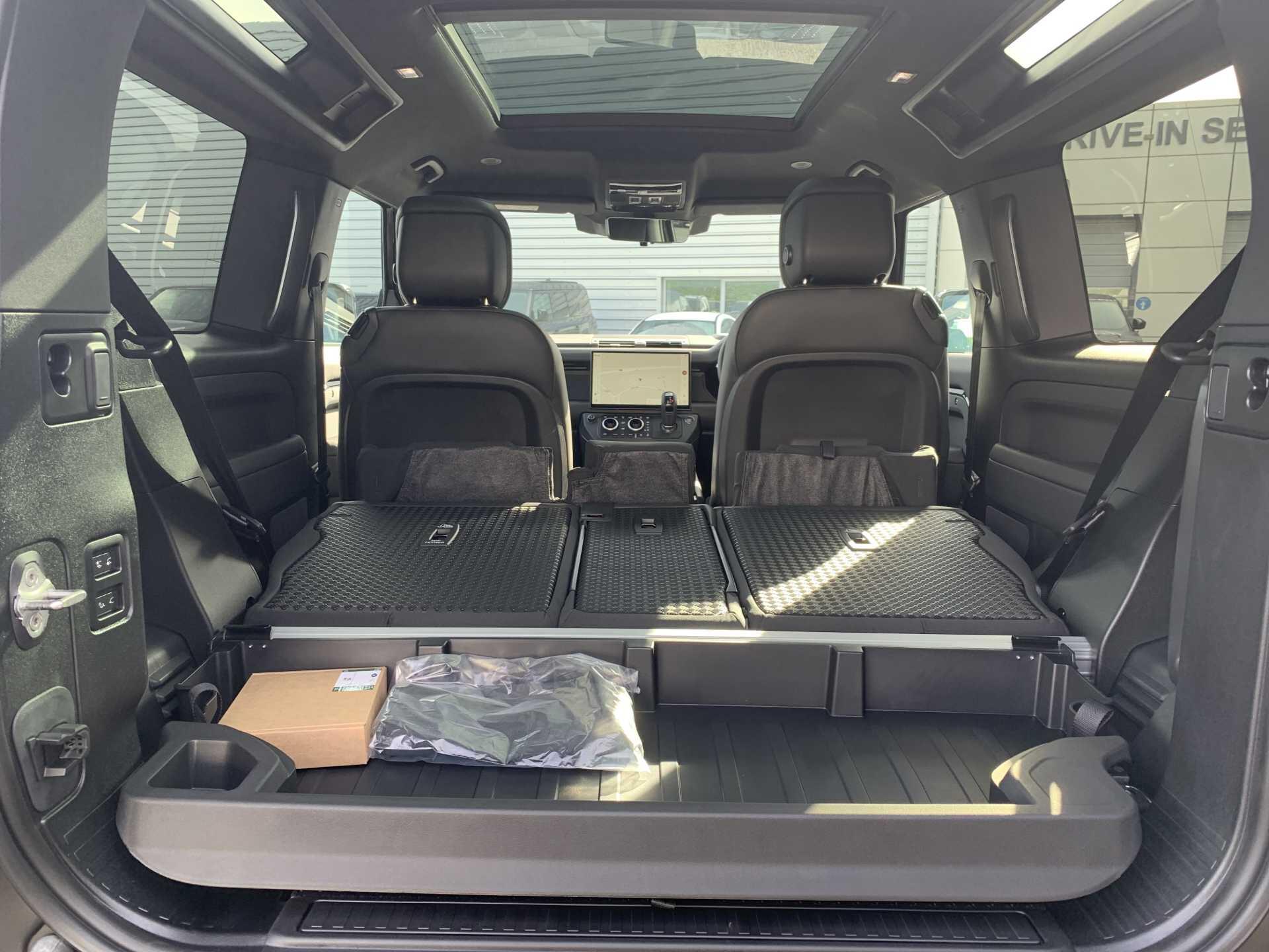 Land Rover Defender view 33