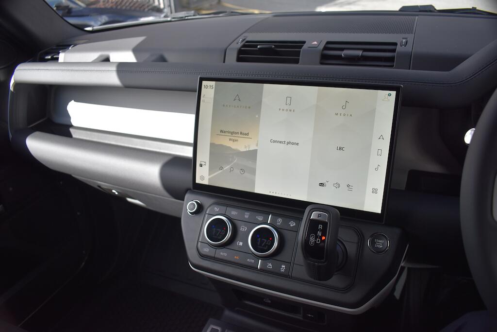 Land Rover Defender 110 view 58