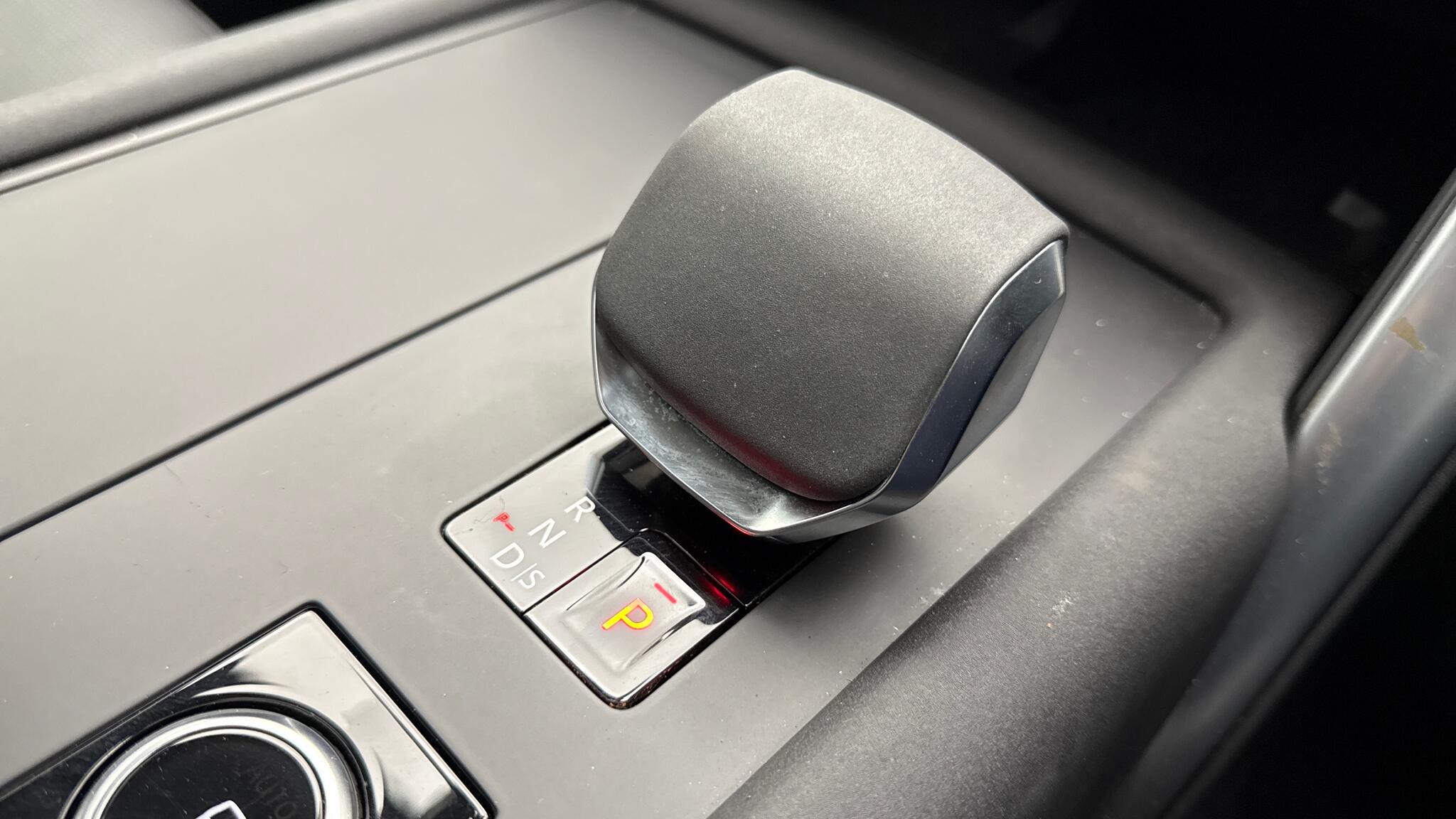 Land Rover Discovery view 13