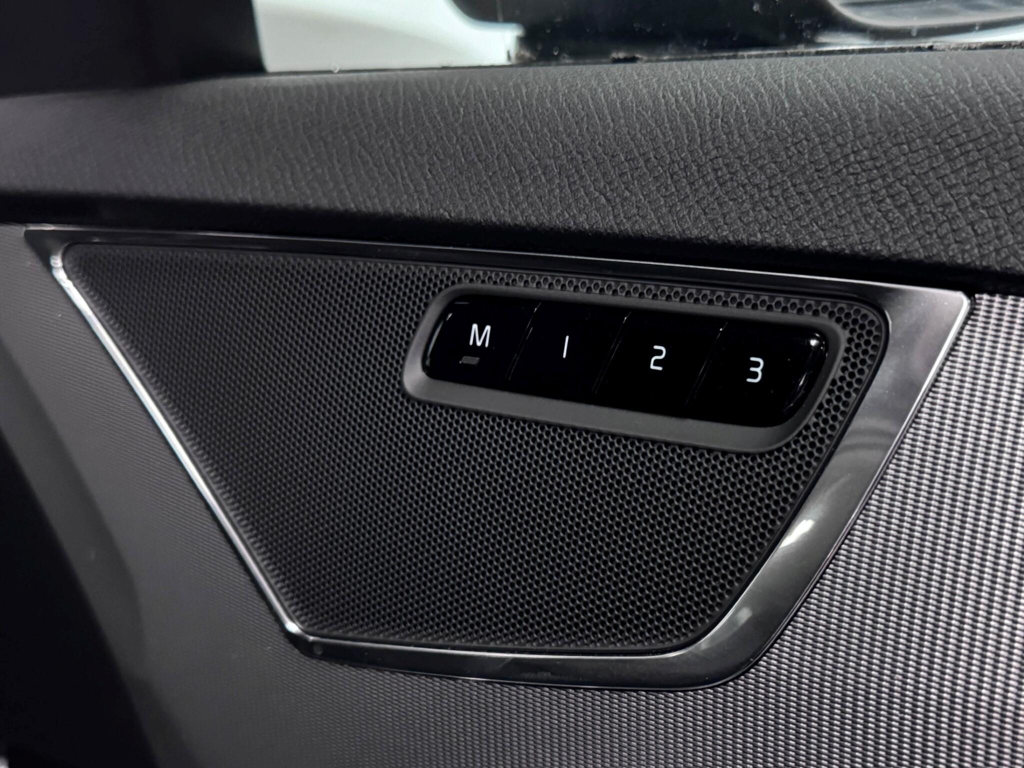 Volvo XC90 view 19