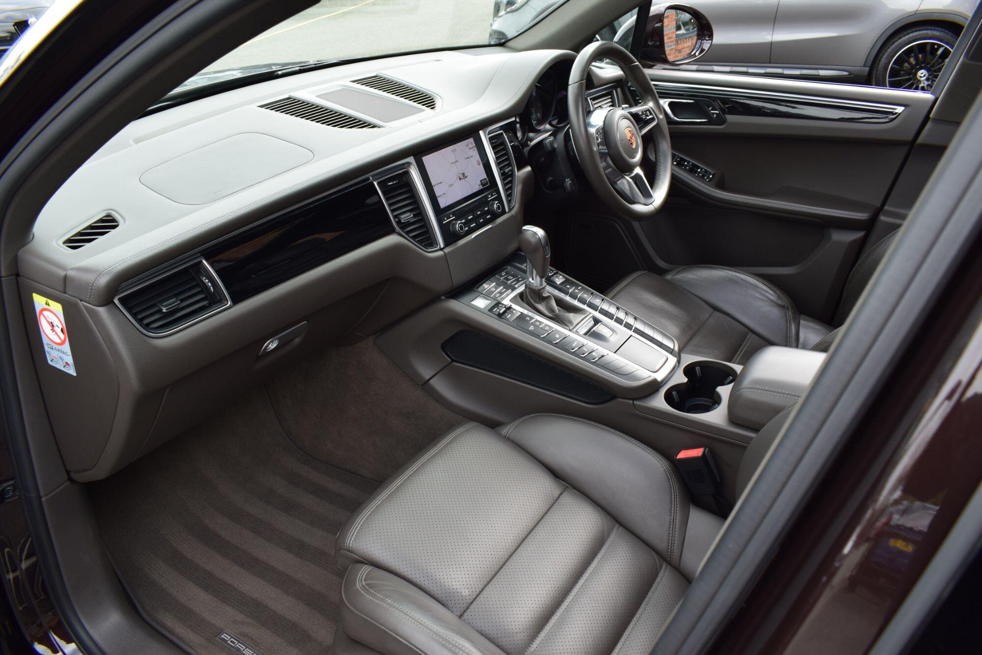 Porsche Macan view 31
