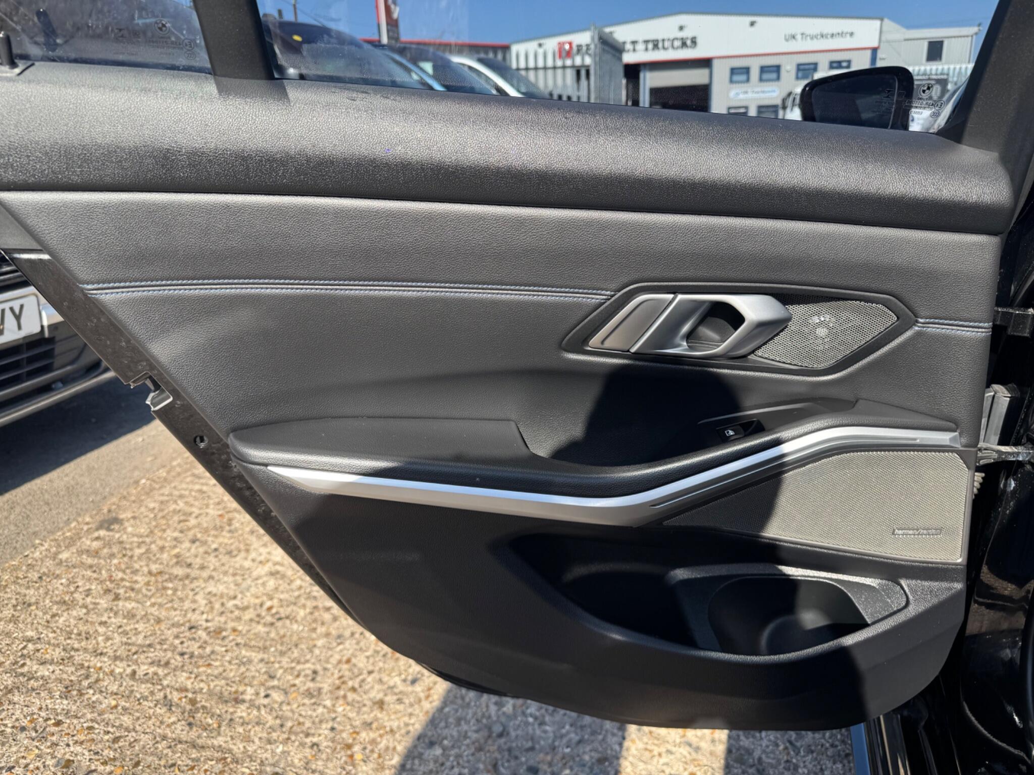 BMW 3 Series view 32