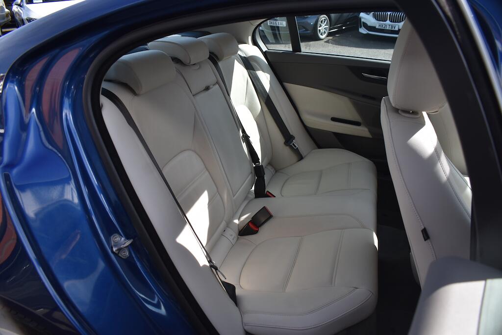 Jaguar Xe view 30