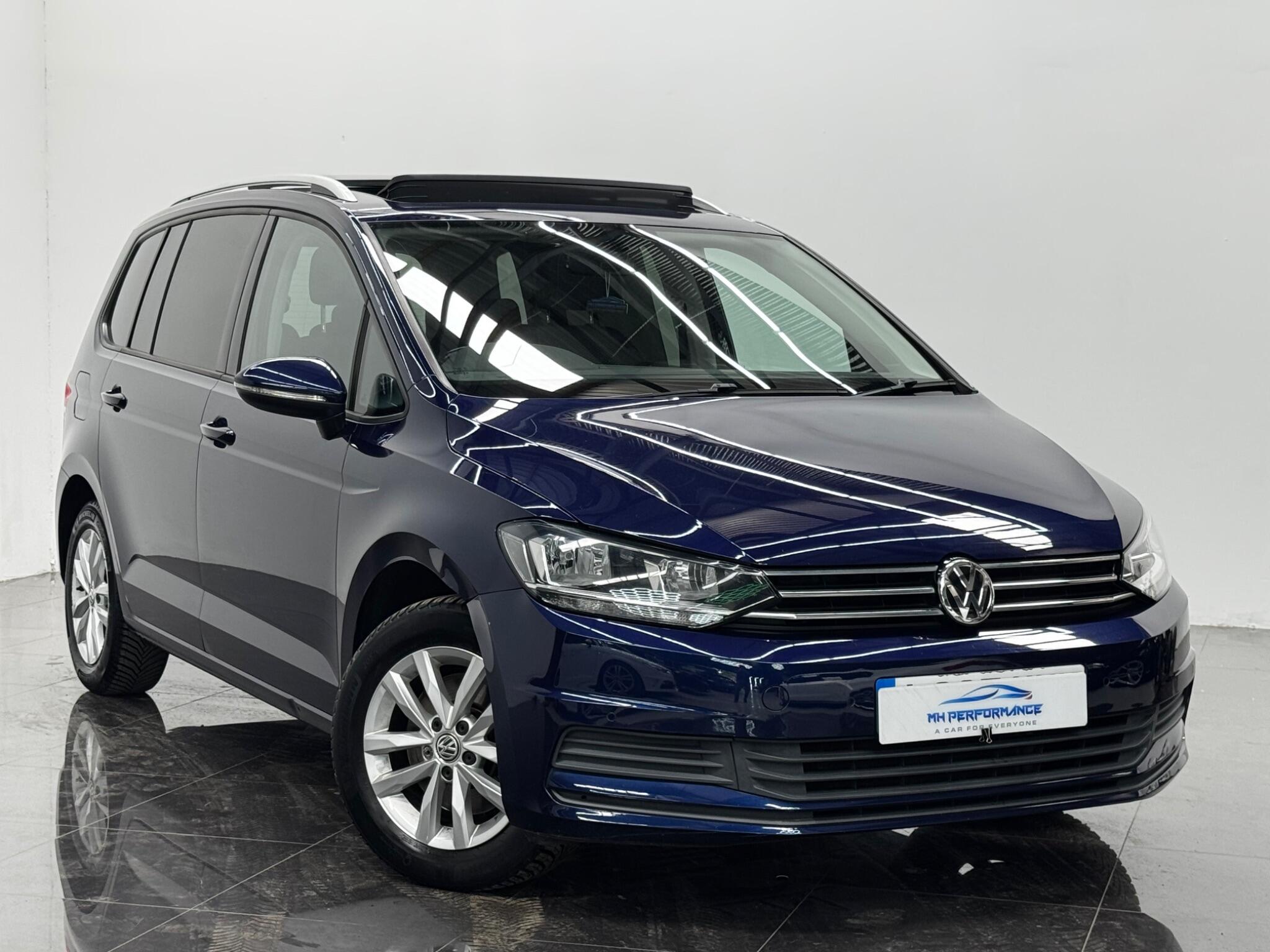Volkswagen Touran view 3