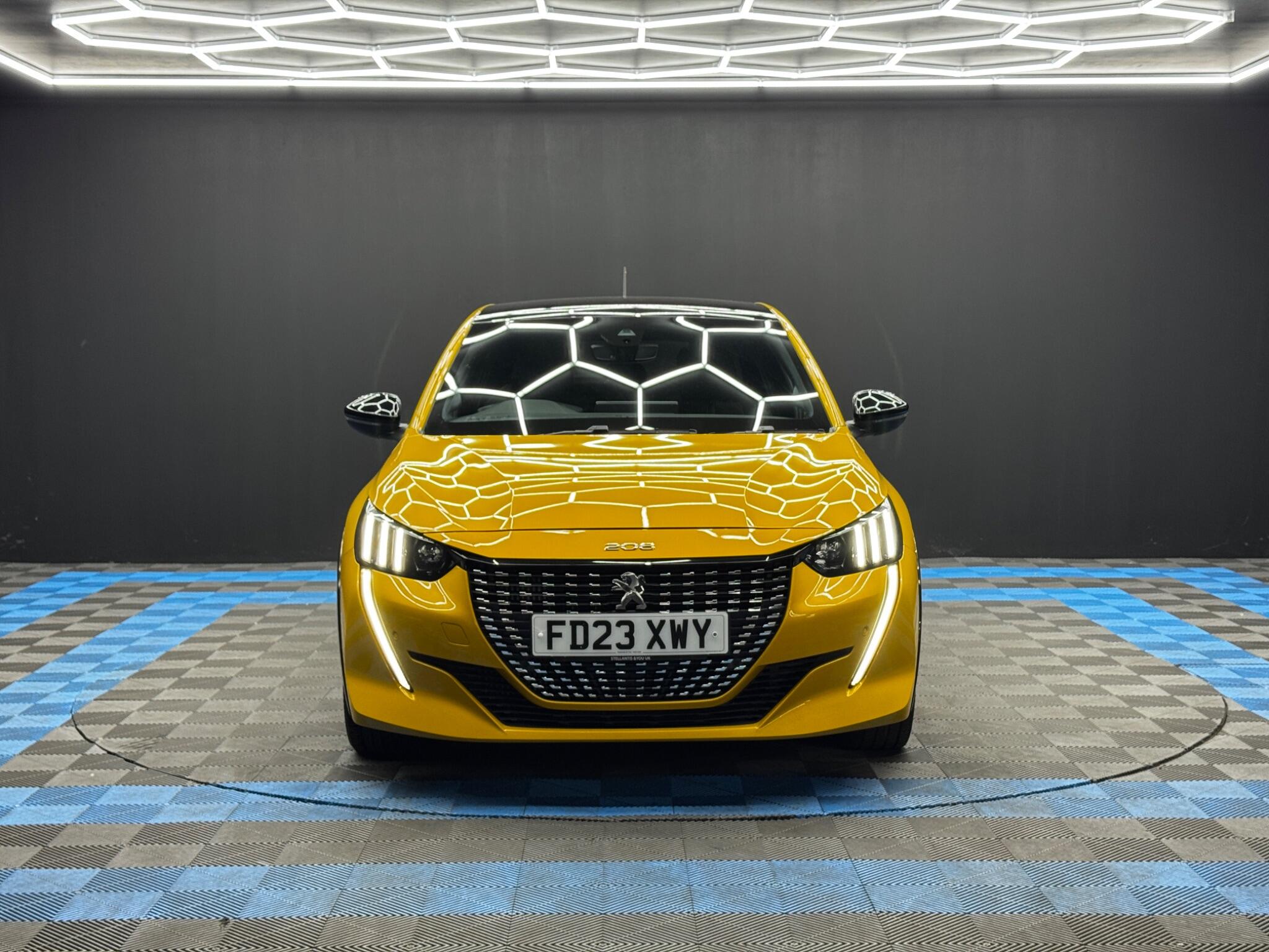 Peugeot 208 view 2
