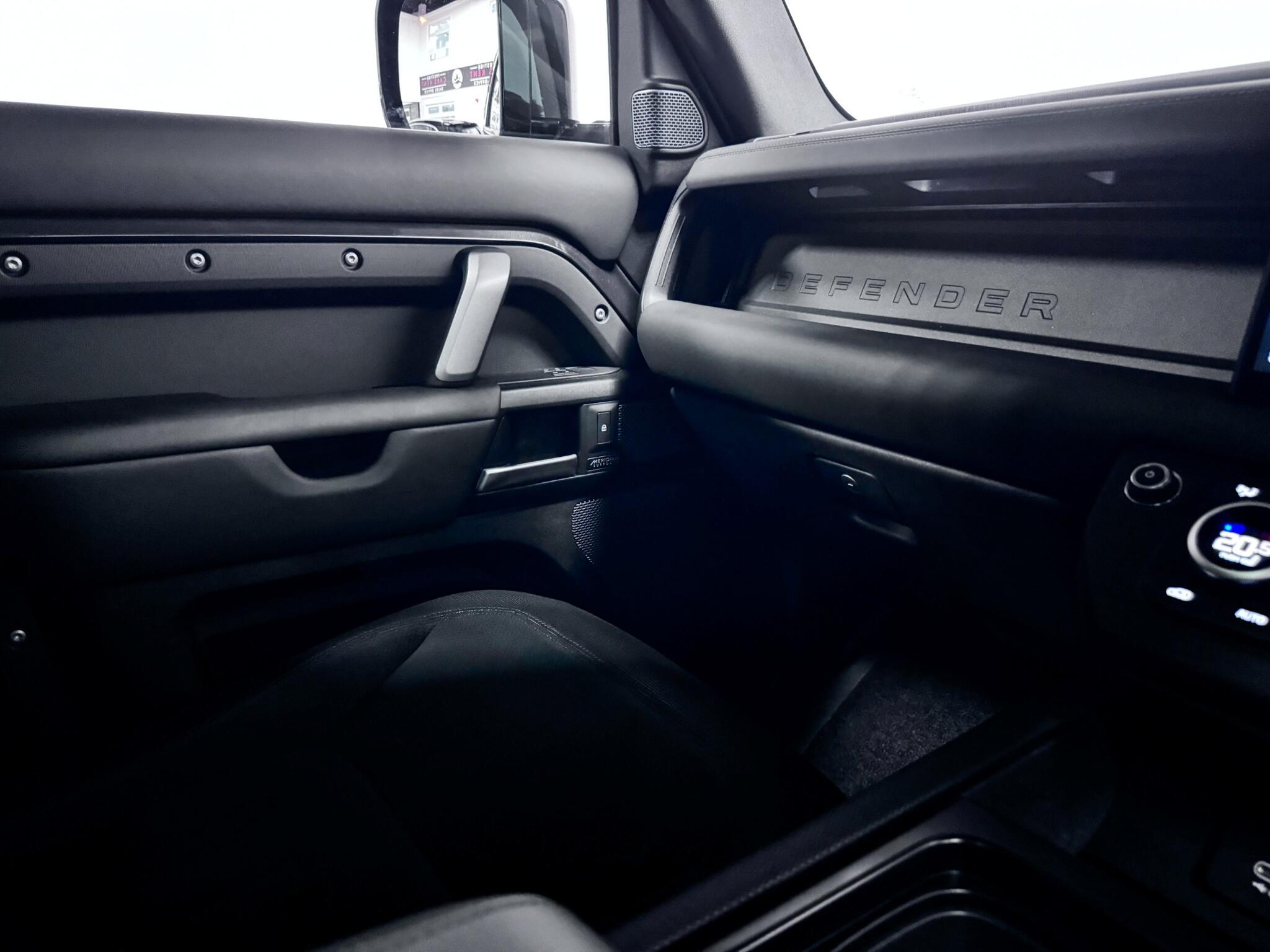 Land Rover Defender 110 view 33