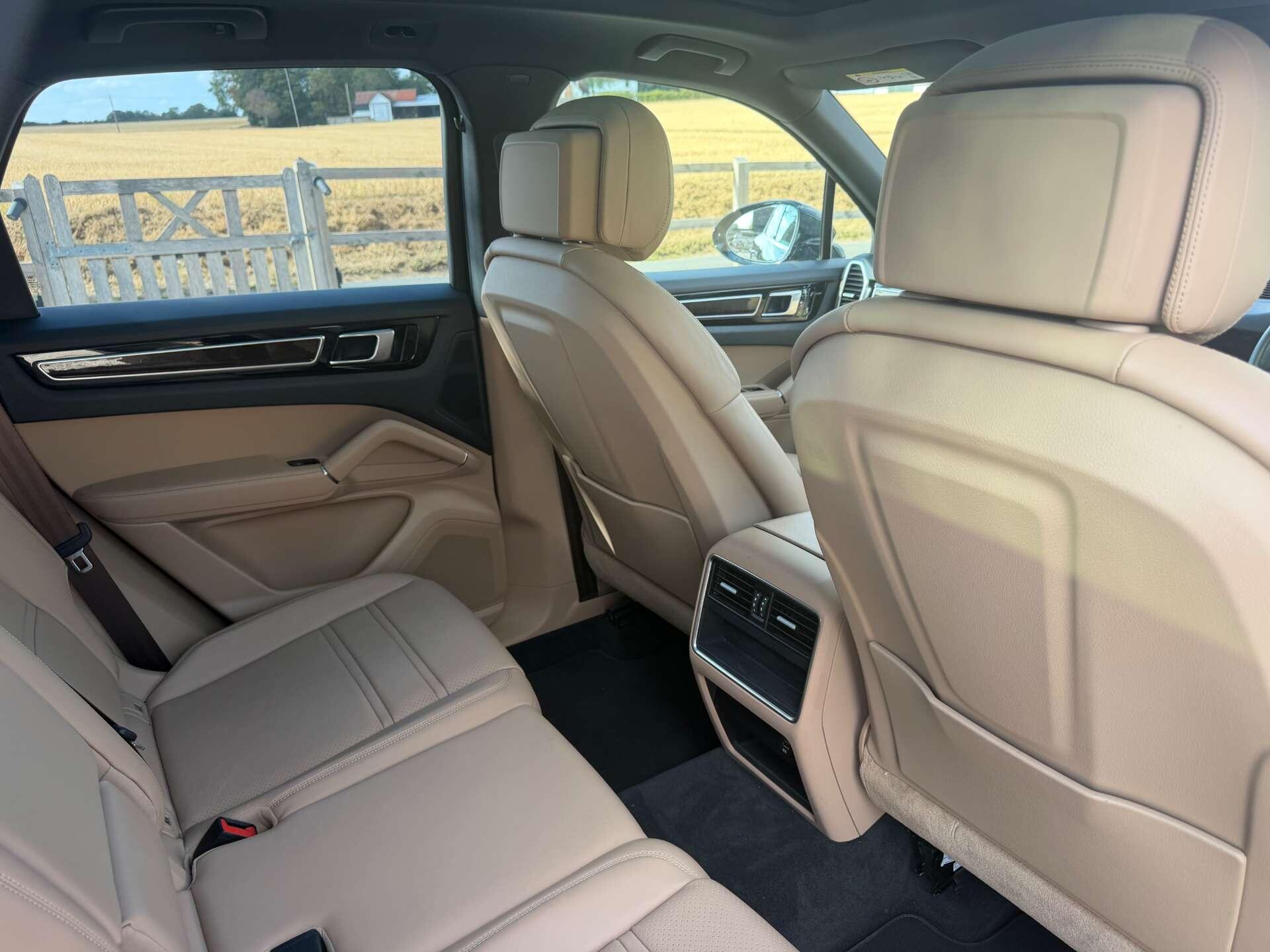 Porsche Cayenne view 13