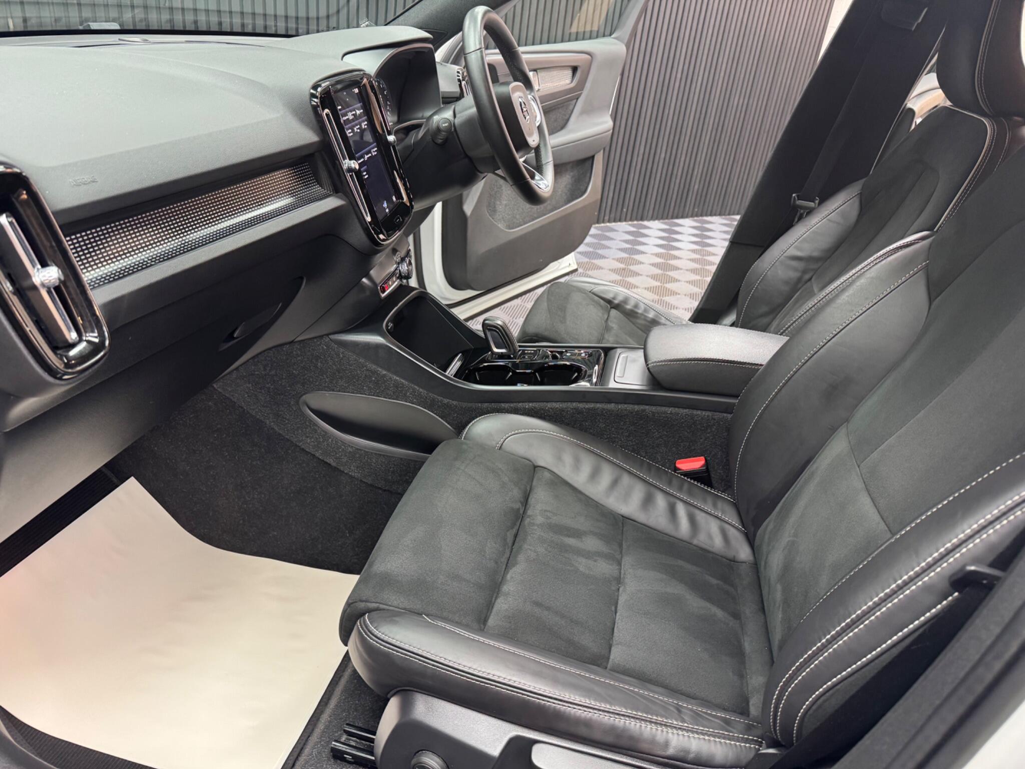 Volvo XC40 view 40