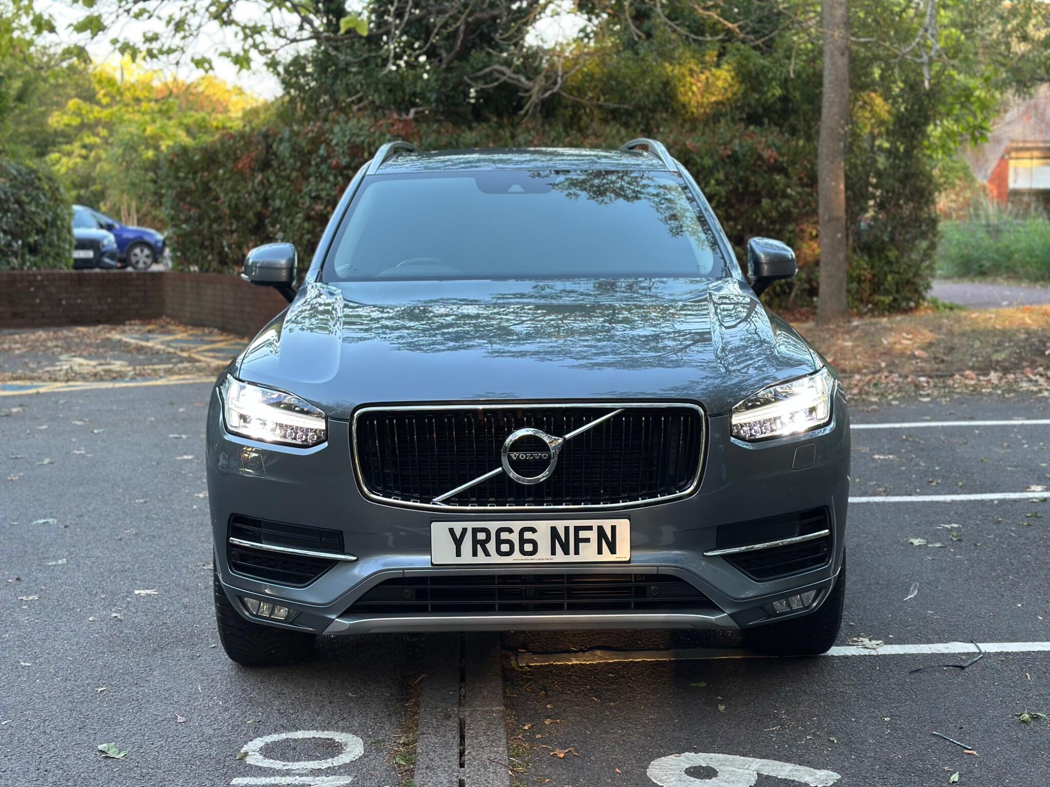 Volvo XC90 view 9