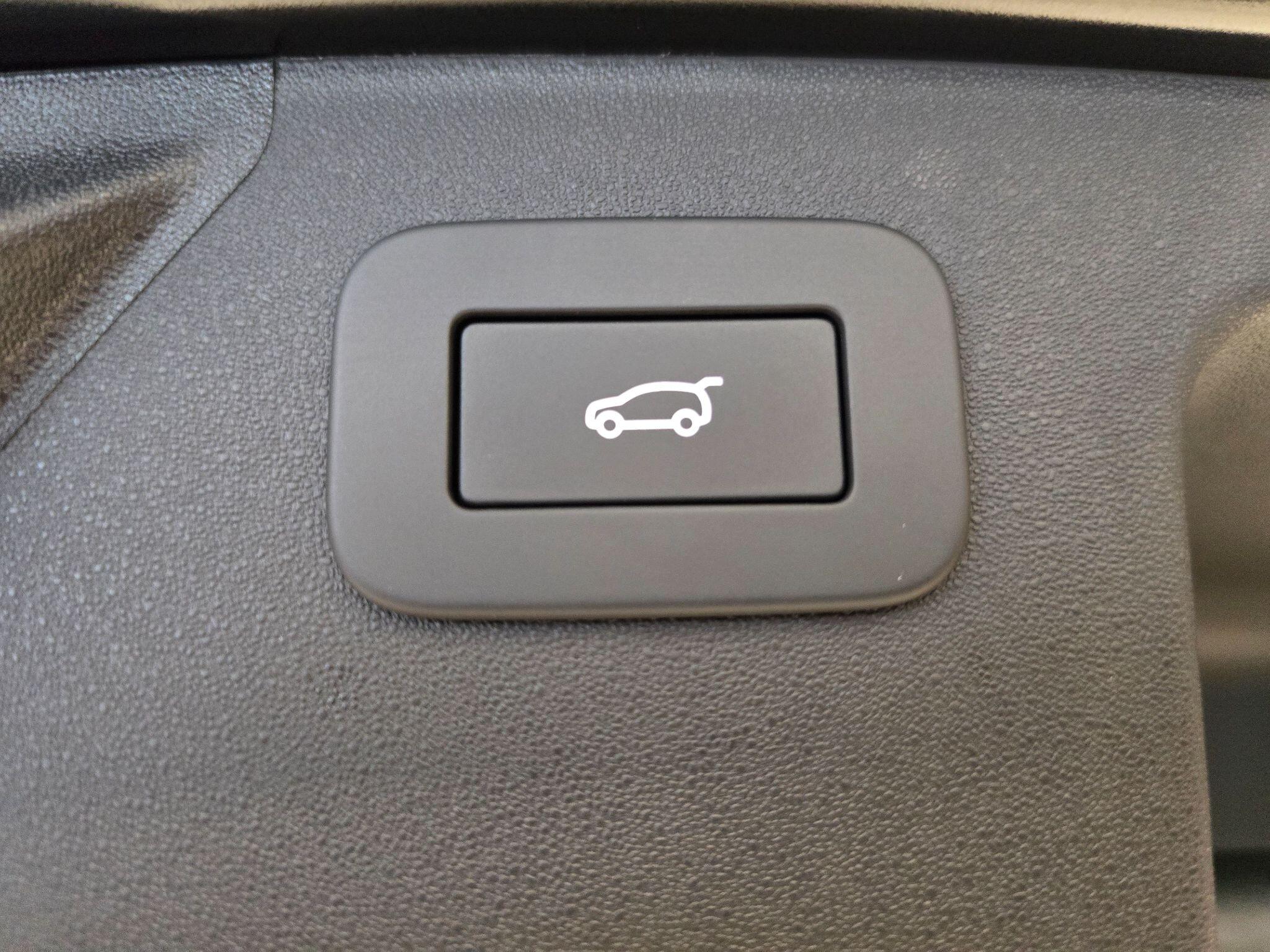 Land Rover Discovery Sport view 23