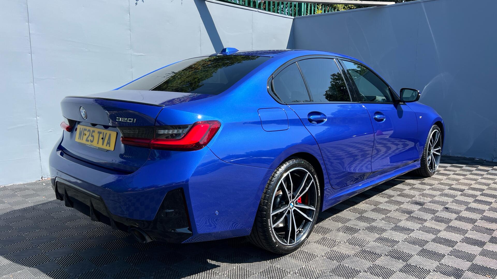 BMW 3 Series view 27