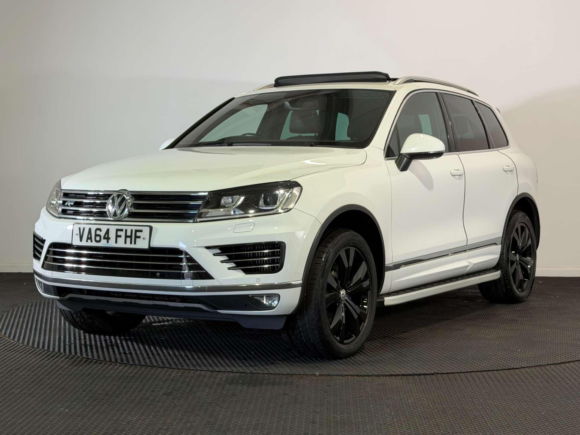 Volkswagen Touareg view 3