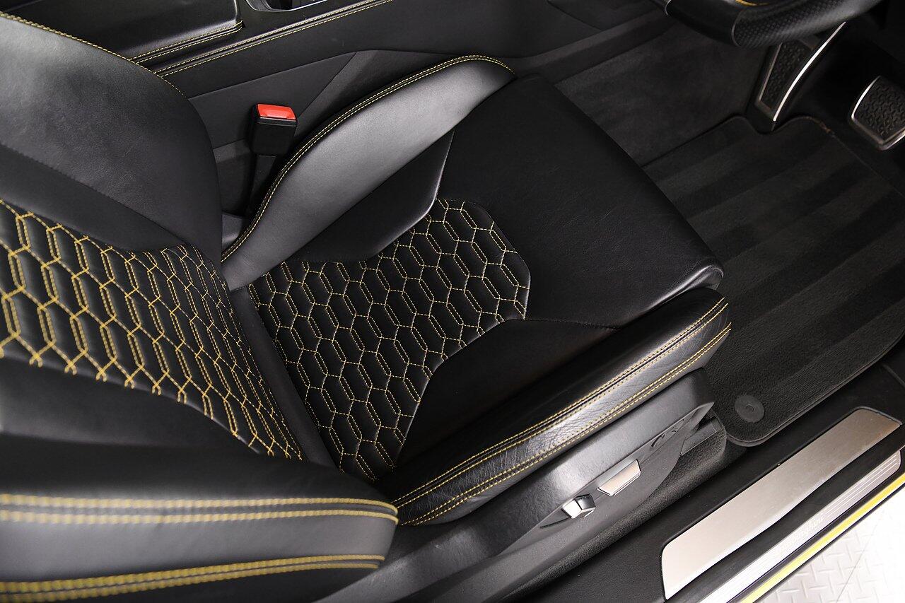 Lamborghini Urus view 6