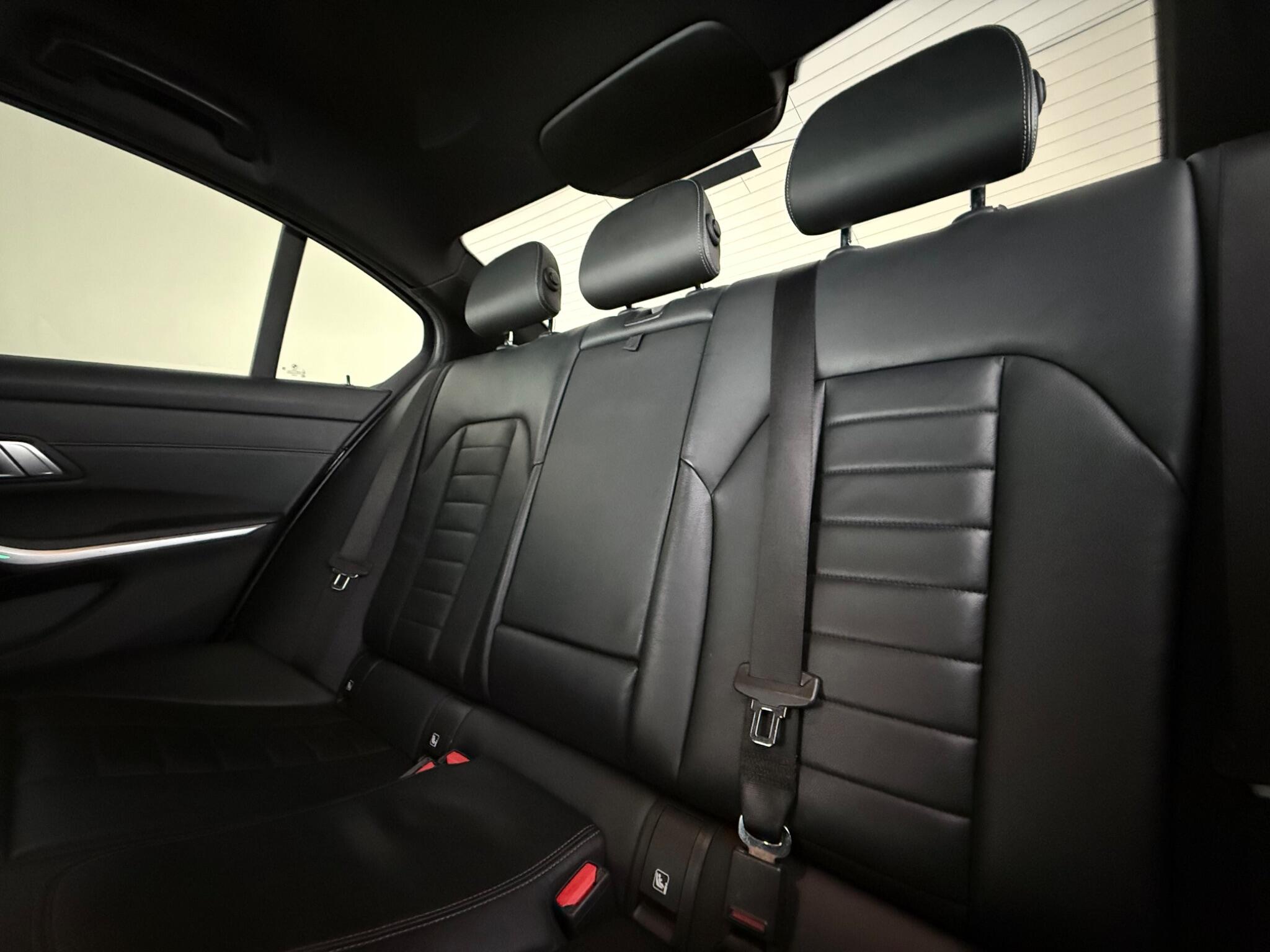 BMW 3 Series view 20