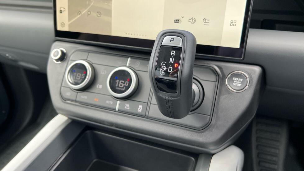 Land Rover Defender view 13