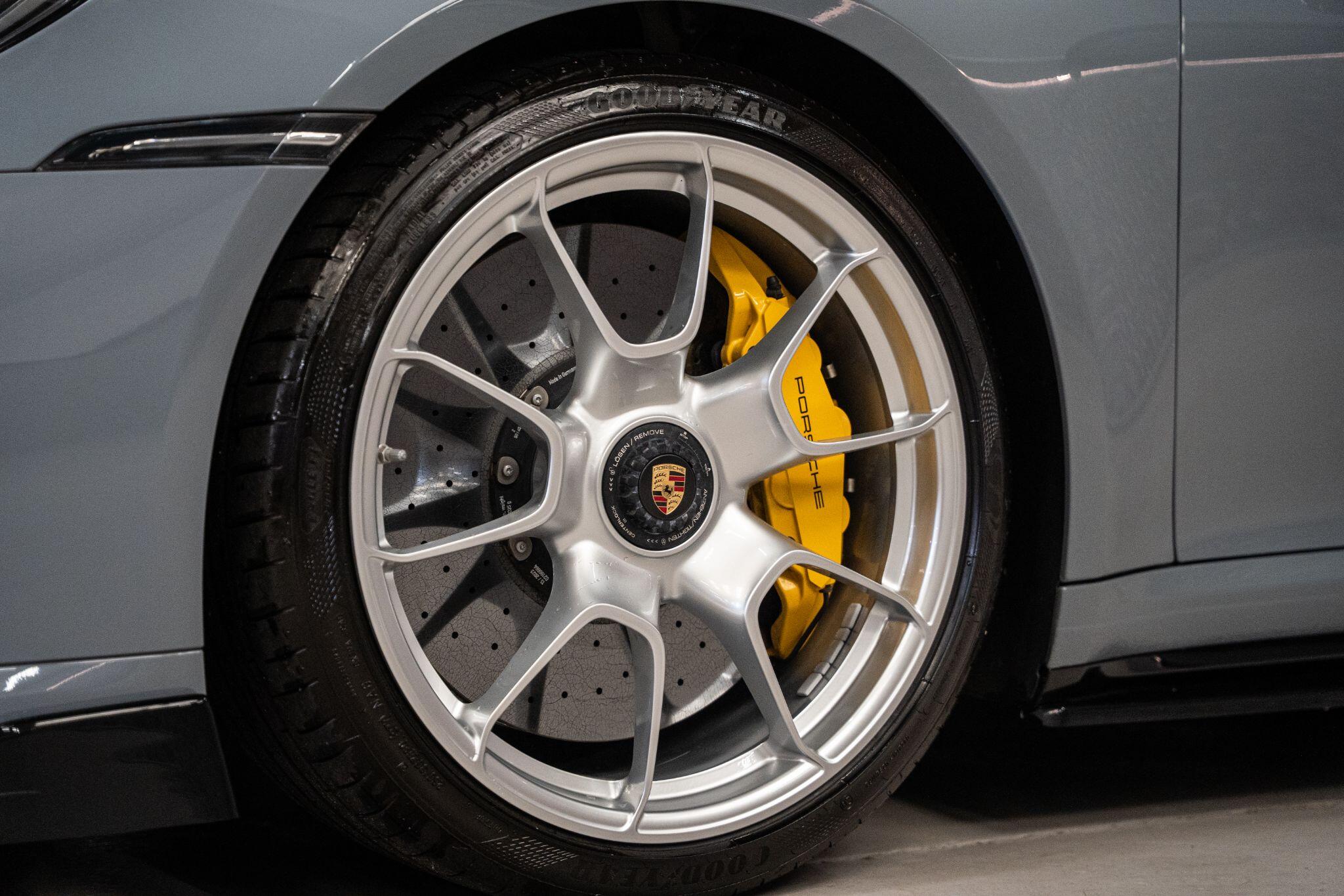 Porsche 911 view 13