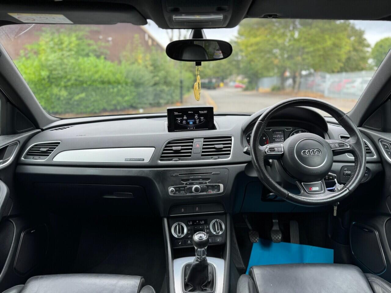 Audi Q3 view 11