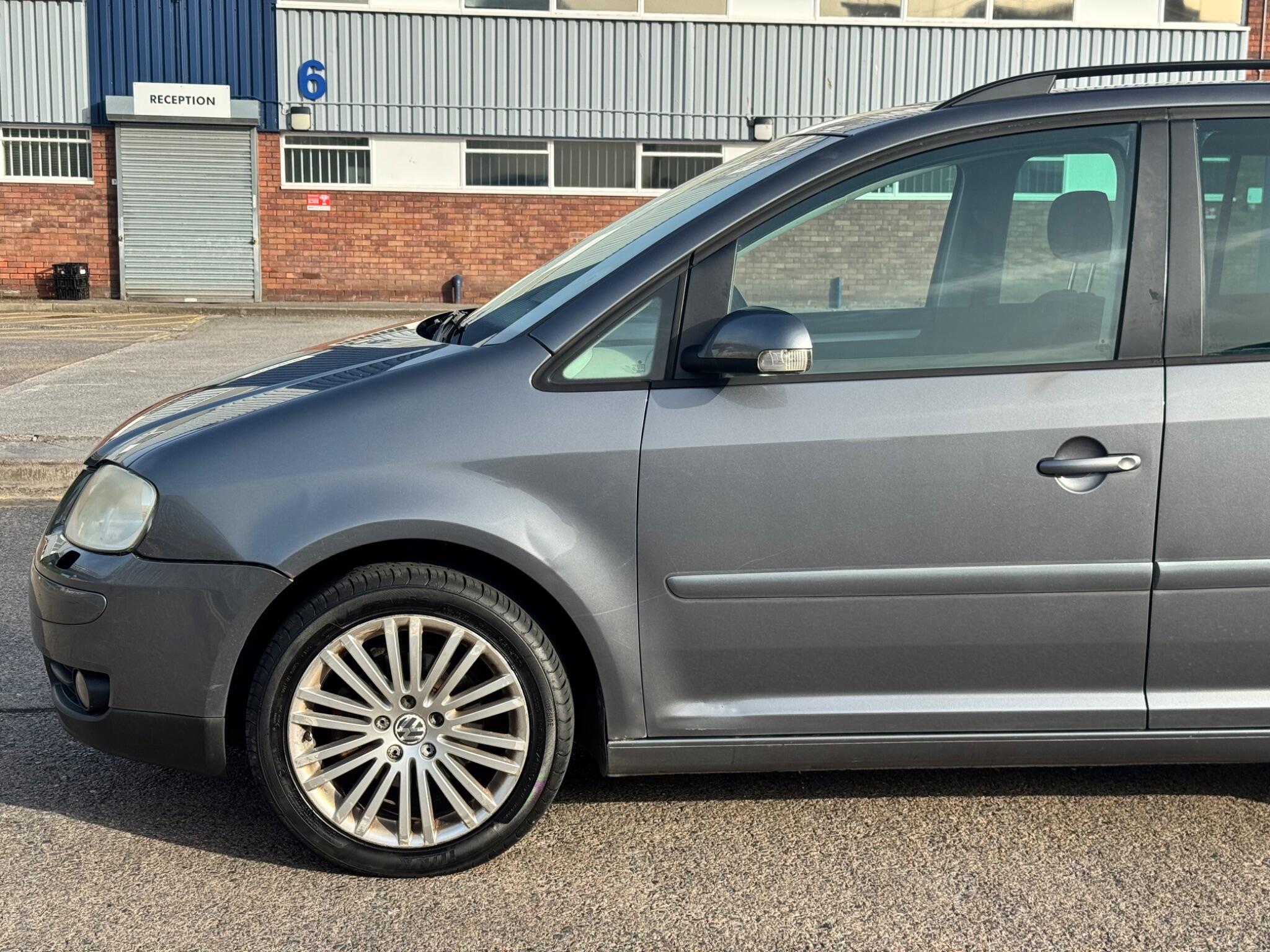Volkswagen Touran view 9