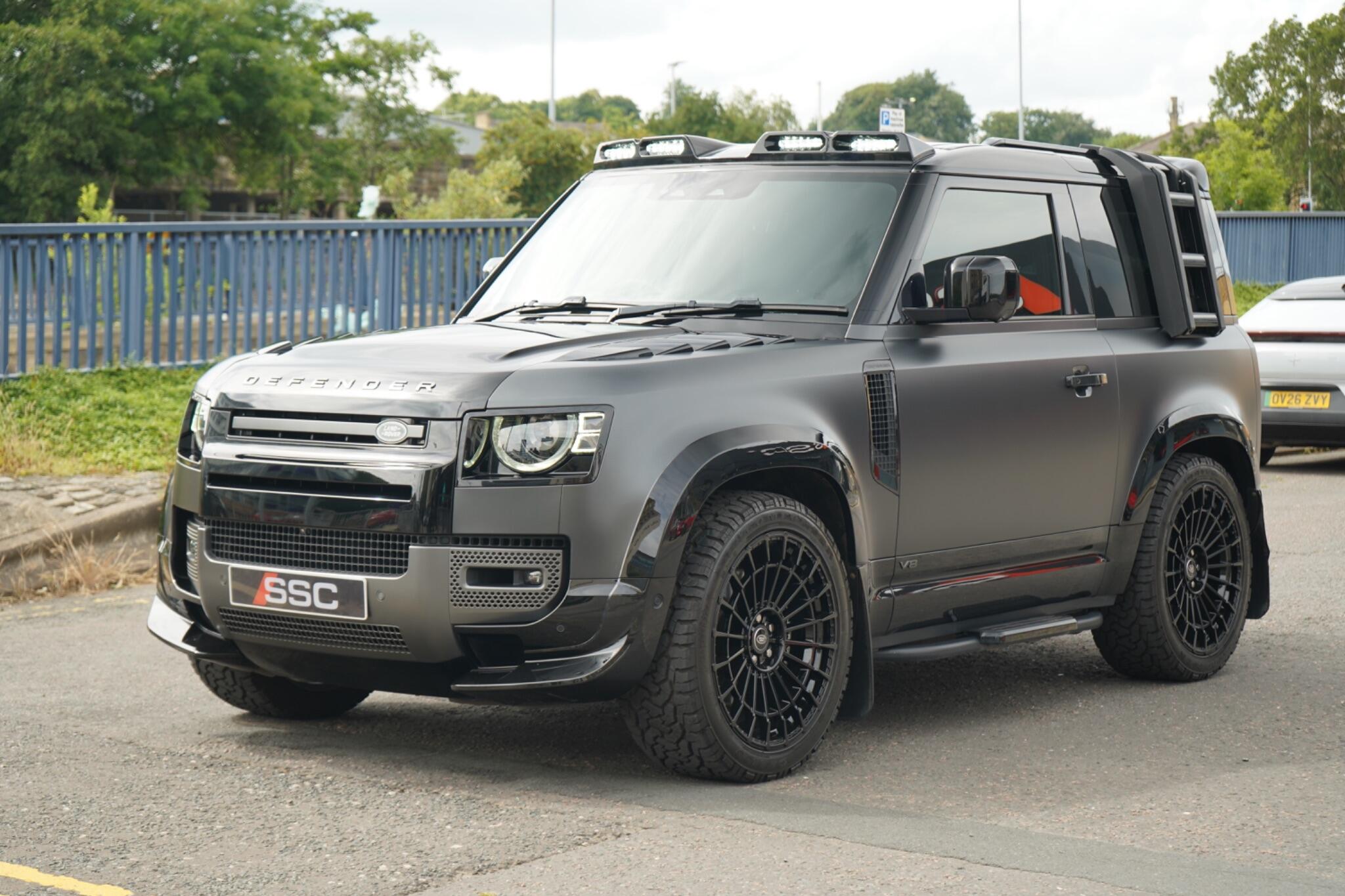 Land Rover Defender 90 view 7