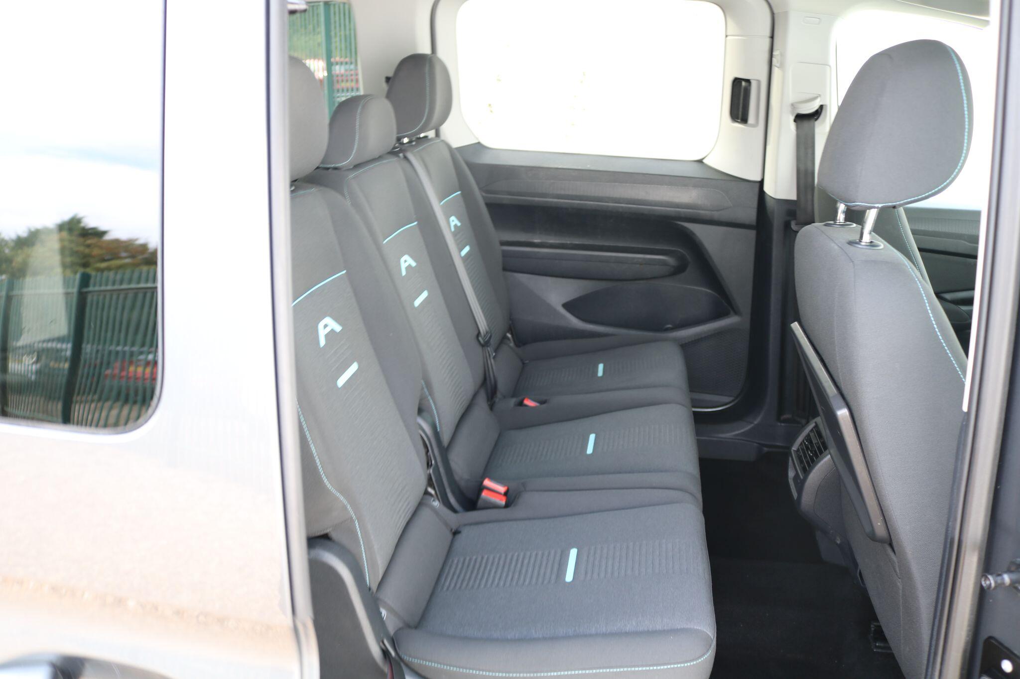 Ford Grand Tourneo Connect view 23