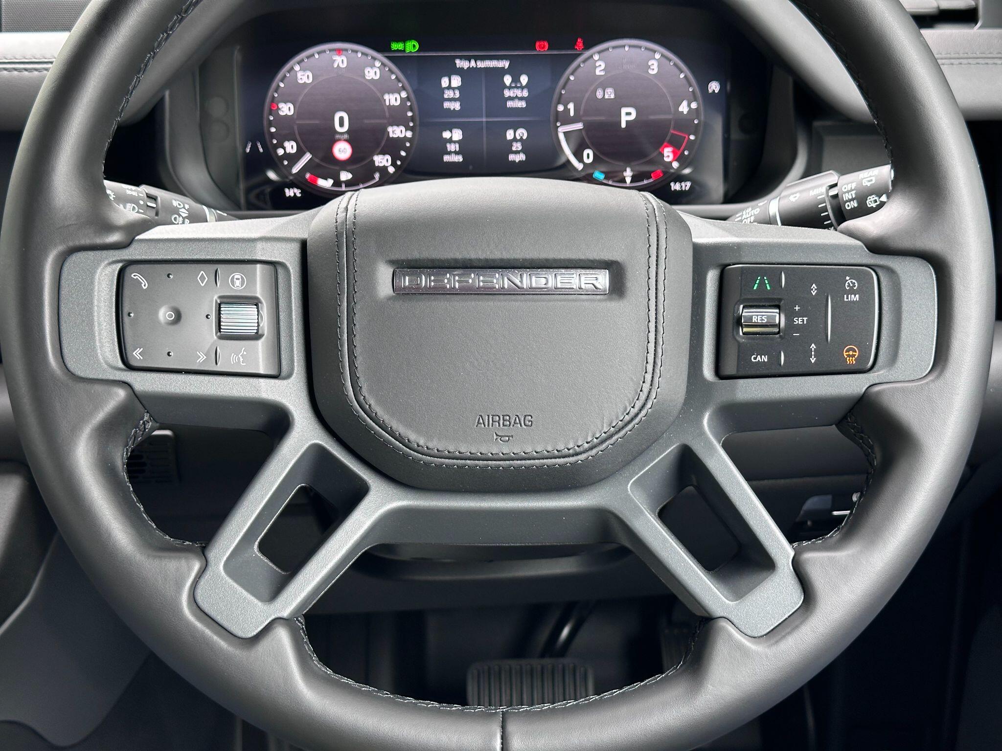 Land Rover Defender 90 view 13