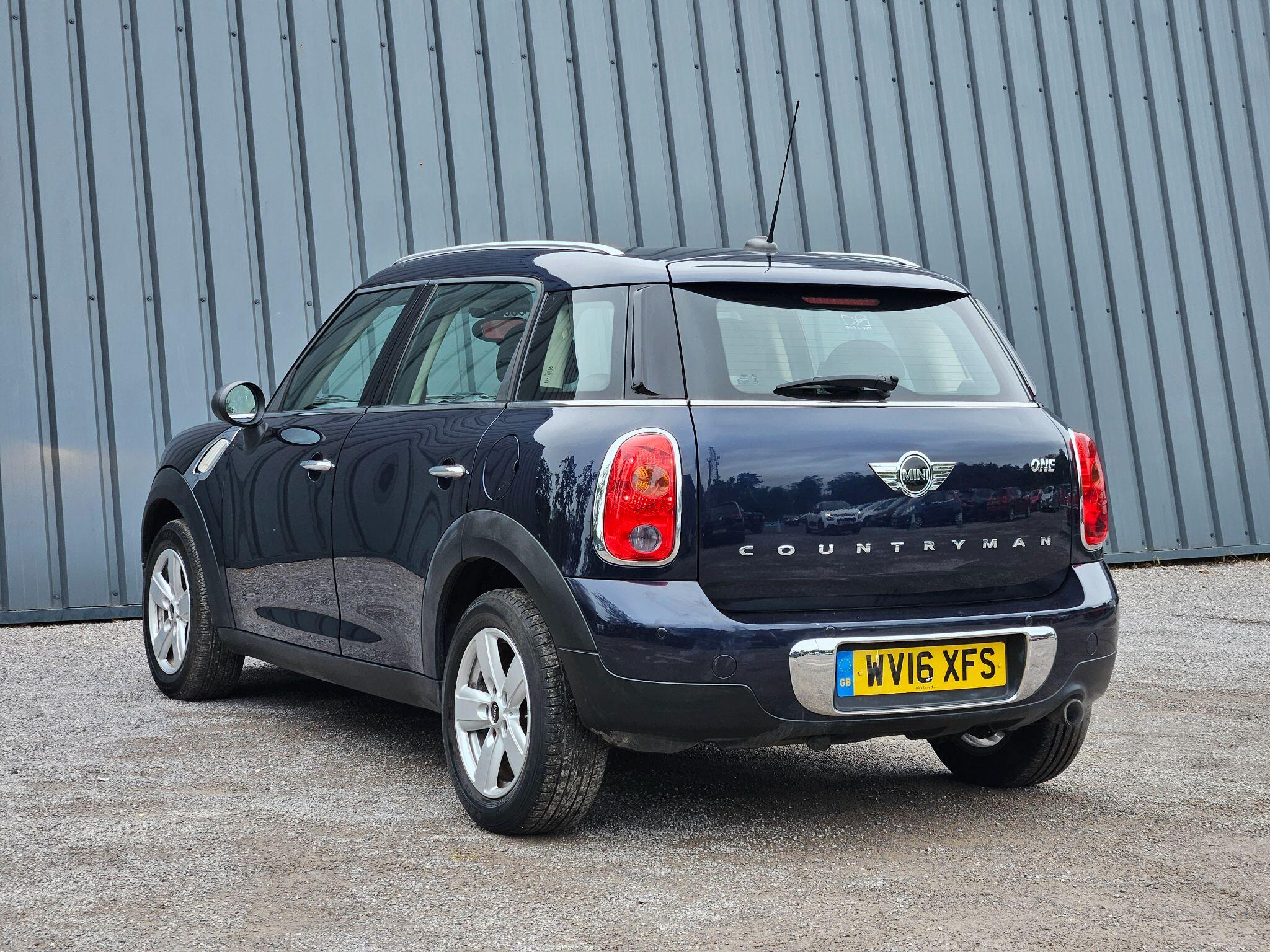 2016 MINI Countryman image 12