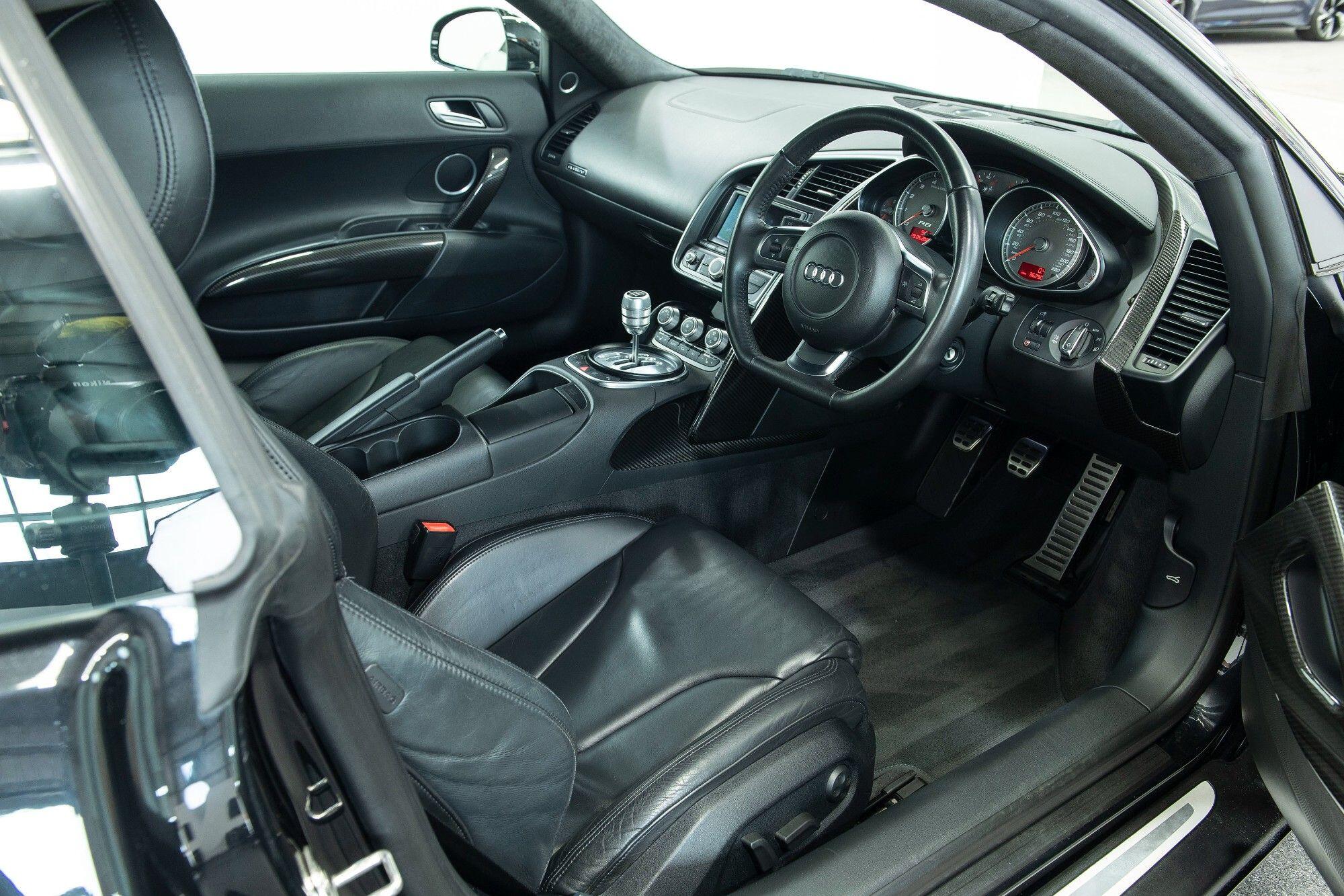 Audi R8 view 7