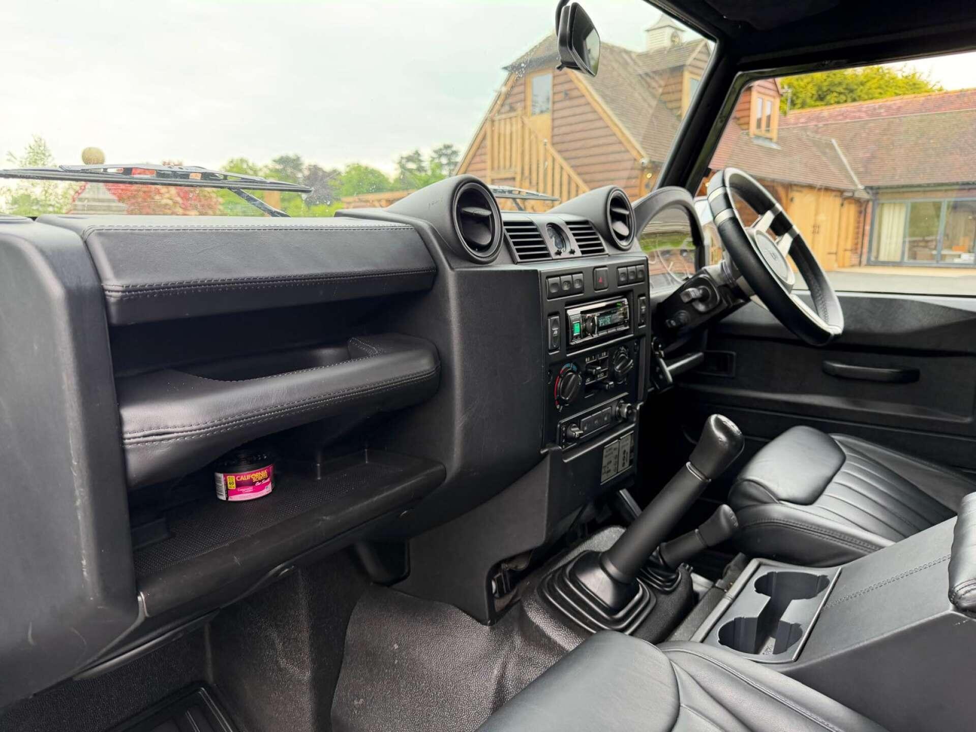 Land Rover Defender 90 view 21