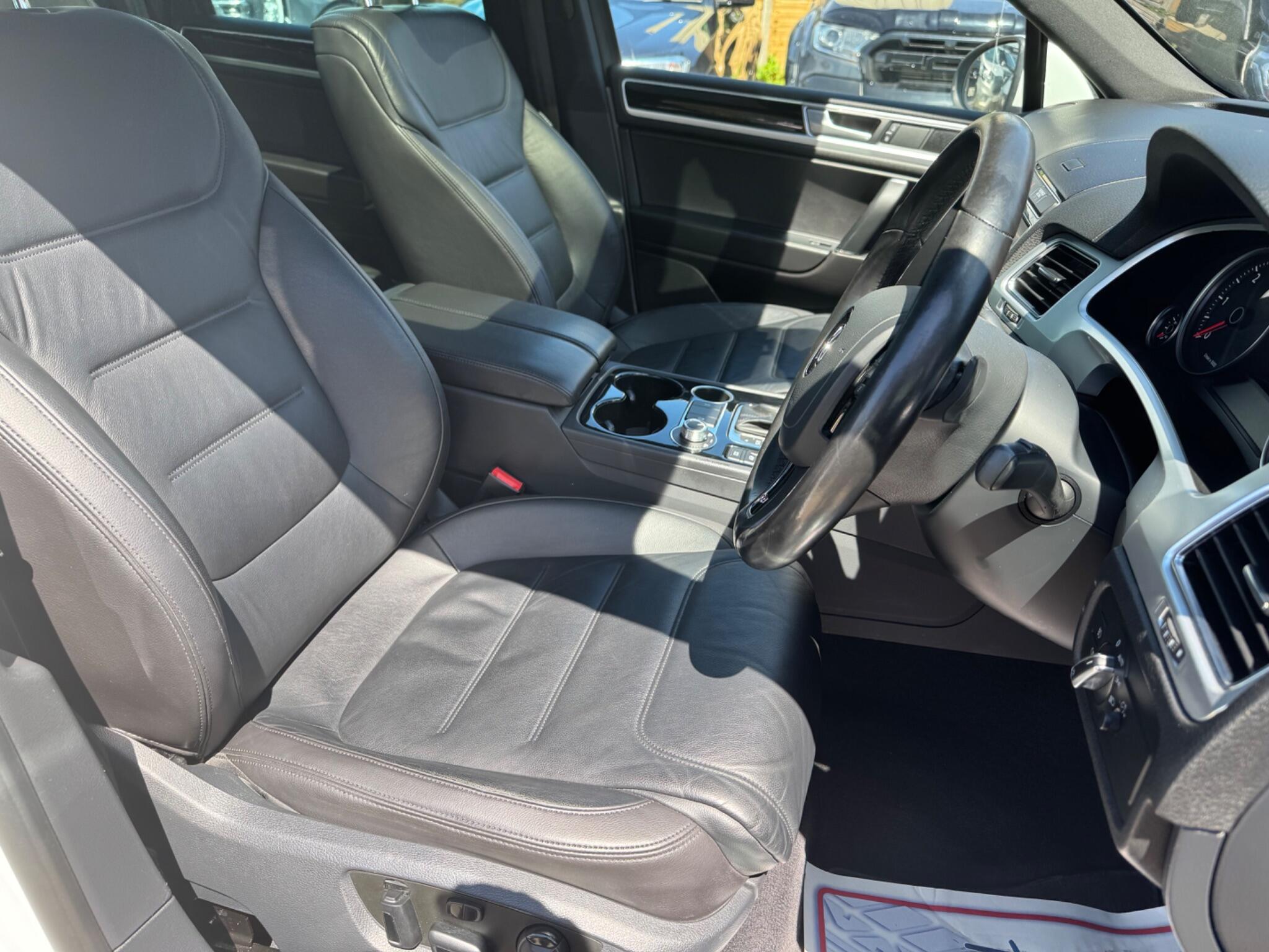 Volkswagen Touareg view 17