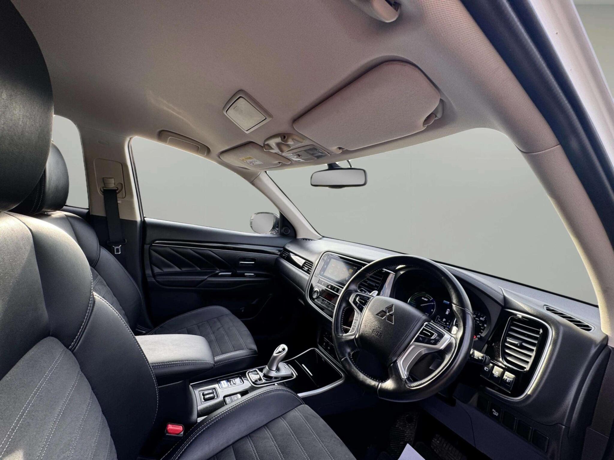 Mitsubishi Outlander view 2