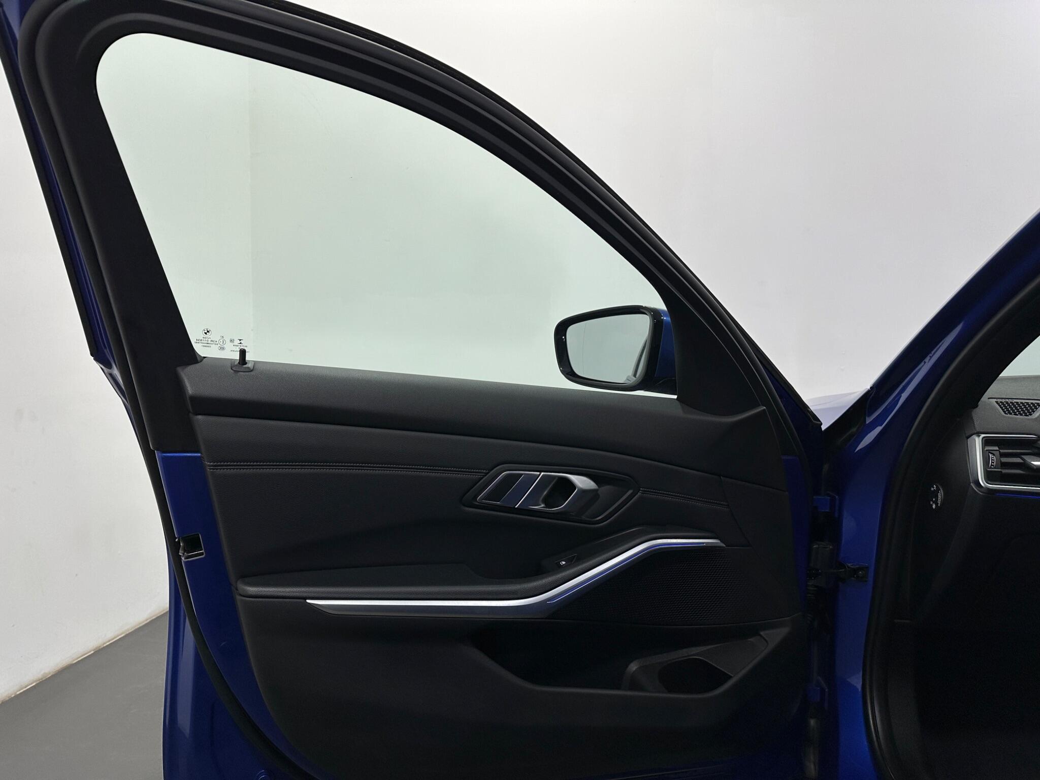 BMW 3 Series view 38