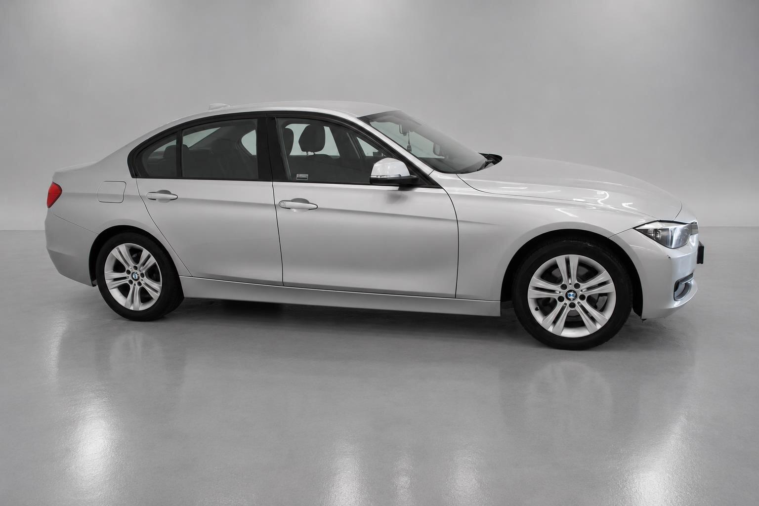 BMW 3 Series view 4