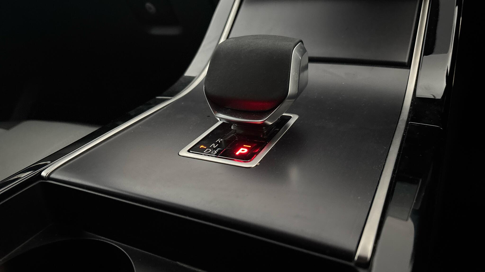 Land Rover Range Rover Velar view 13