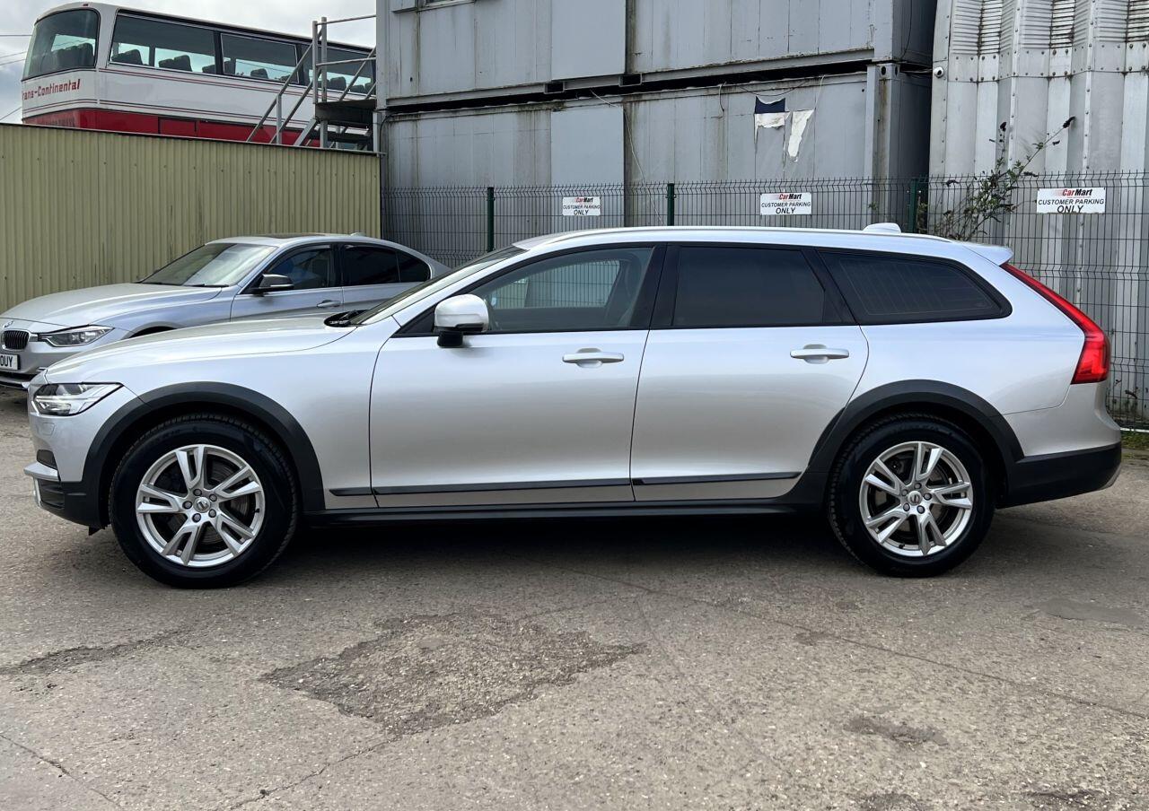Volvo V90 Cross Country view 8