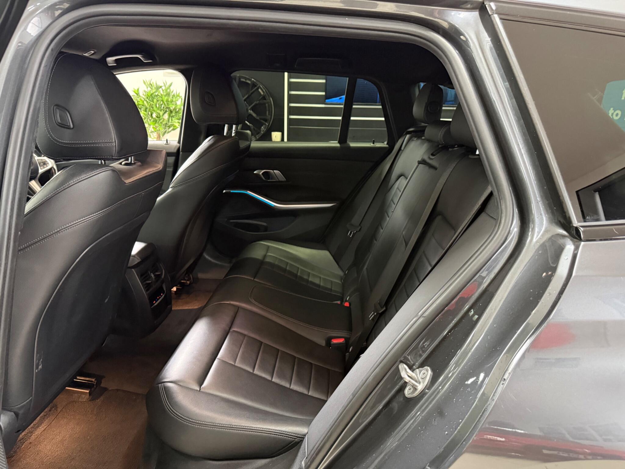 BMW 3 Series view 32